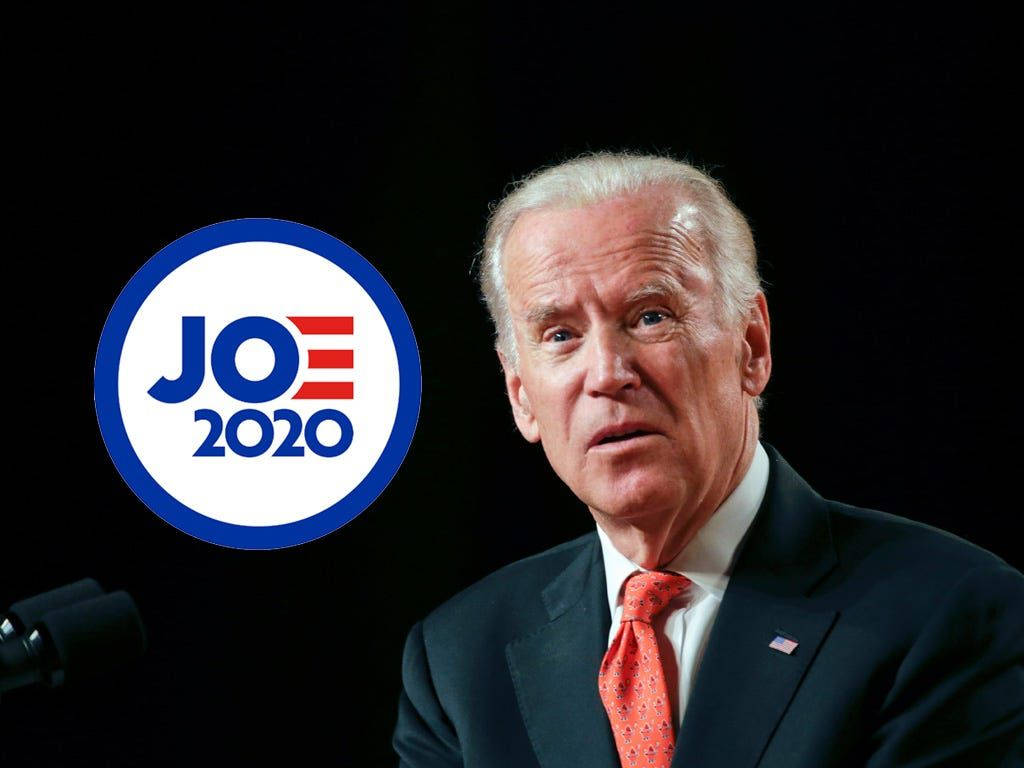 喬·拜登2020總統競選標誌 壁紙 — 喬·拜登身穿深色西裝和紅色領帶，站在黑色背景前，左側有「JOE 2020」競選標誌。