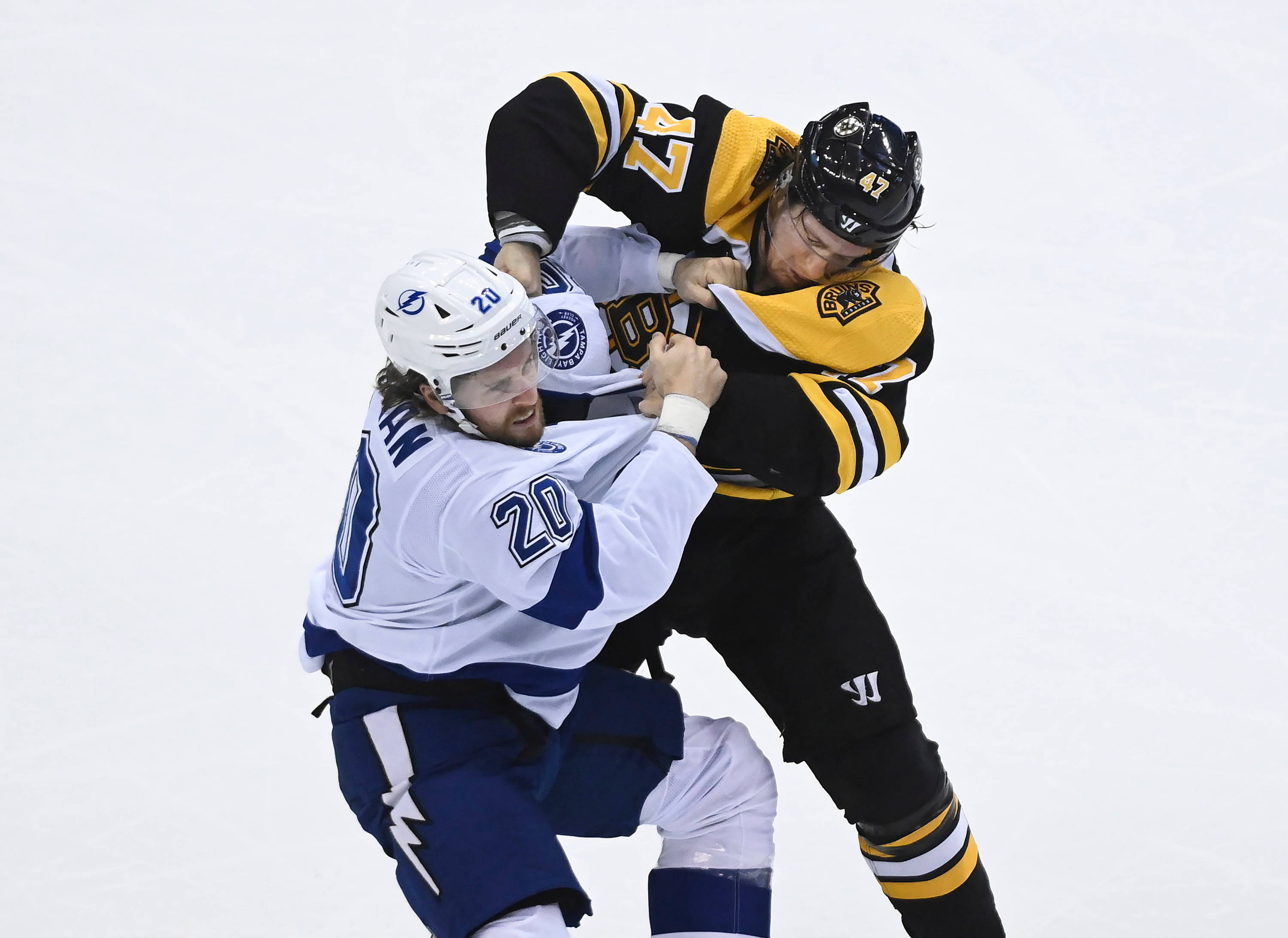 2020年NHL托瑞·克魯格與布萊克·柯爾曼鬥毆 壁紙 — 兩名曲棍球運動員在冰上激烈纏鬥，進行身體對抗。