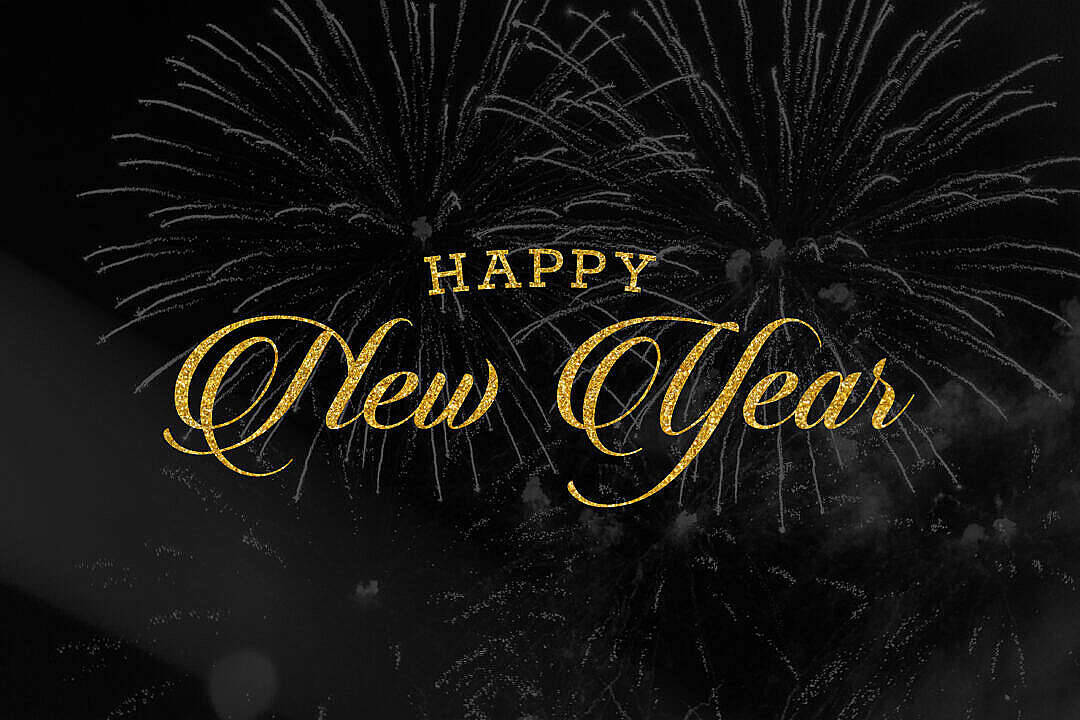 黑色背景上帶有煙火的金色「Happy New Year」文字。
