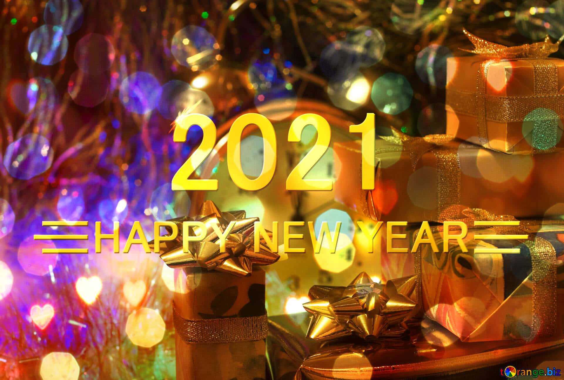 2021 新年快樂禮盒壁紙 壁紙 — 金色2021年新年快樂文字在包裝禮物和彩色散景燈光上閃耀。