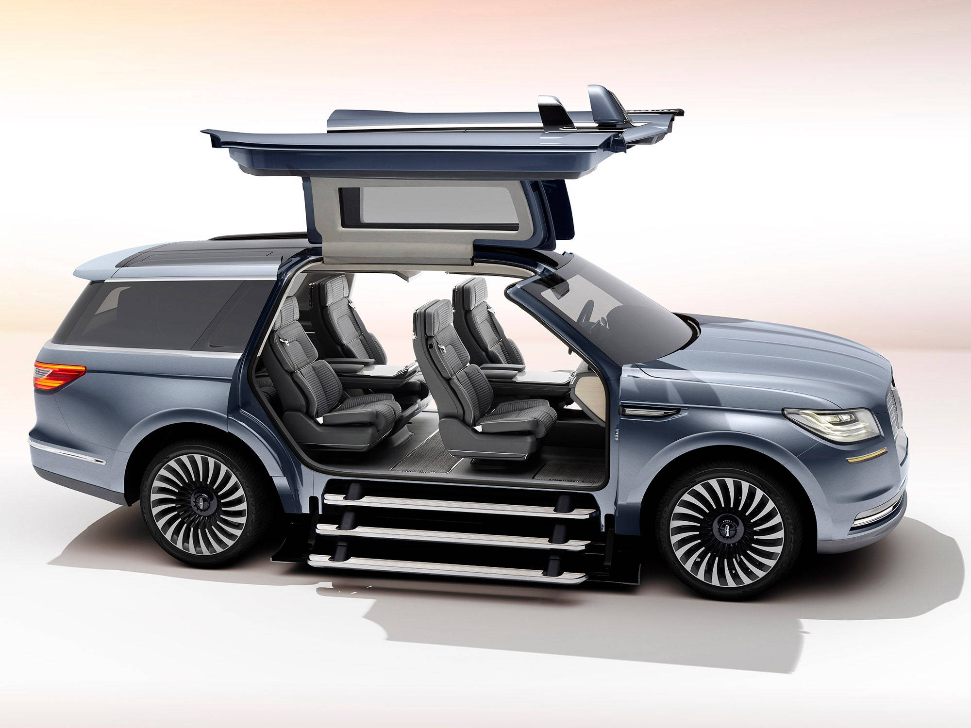 2021 林肯 Navigator 配備鴿翼門 壁紙 — 時尚藍色豪華SUV，車門和車頂打開，展現寬敞內部空間和車頂上的衝浪板。