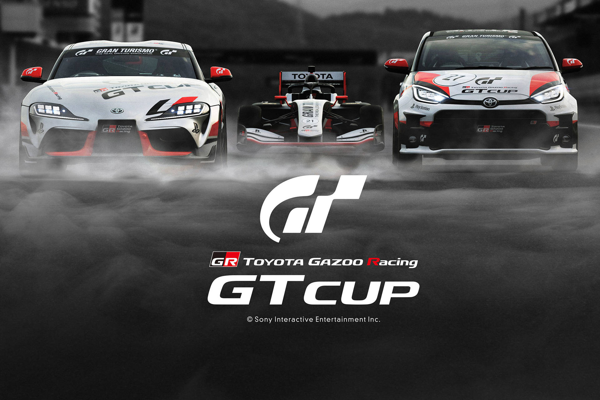 三輛賽車在煙霧中飄移，帶有GT Cup標誌。