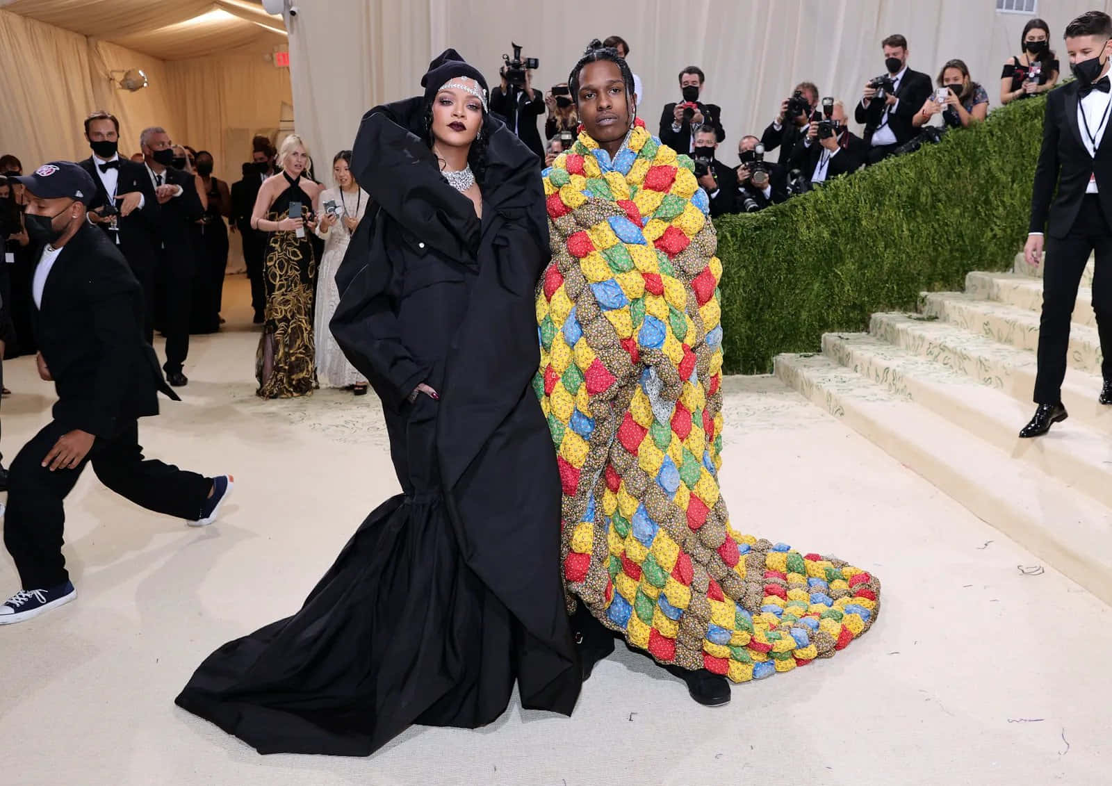 Rihanna 和 A$AP Rocky 在 Met Gala 上穿著引人注目的服裝。