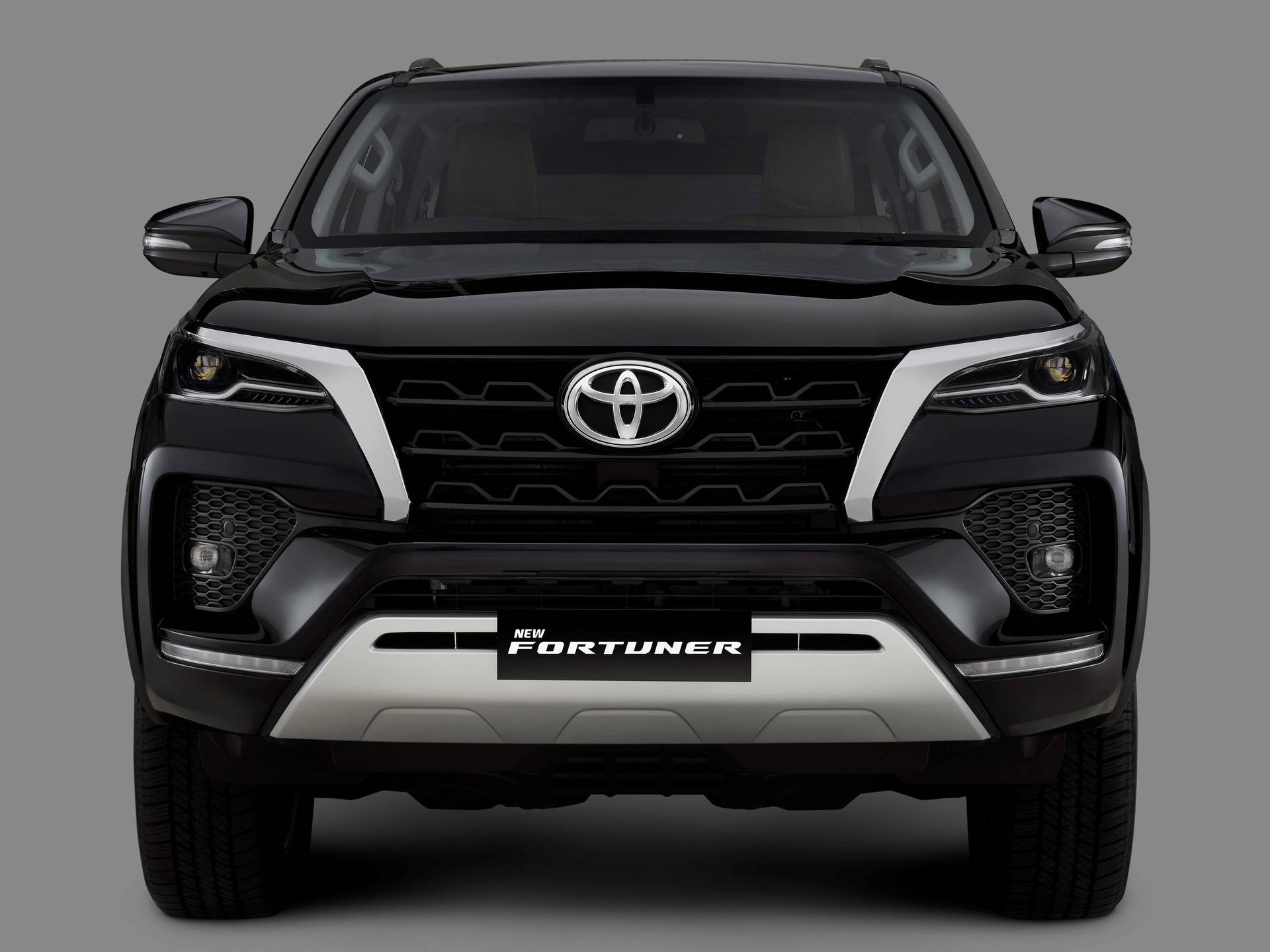 黑色豐田 Fortuner SUV 正面視圖，帶有鍍鉻細節和醒目頭燈。
