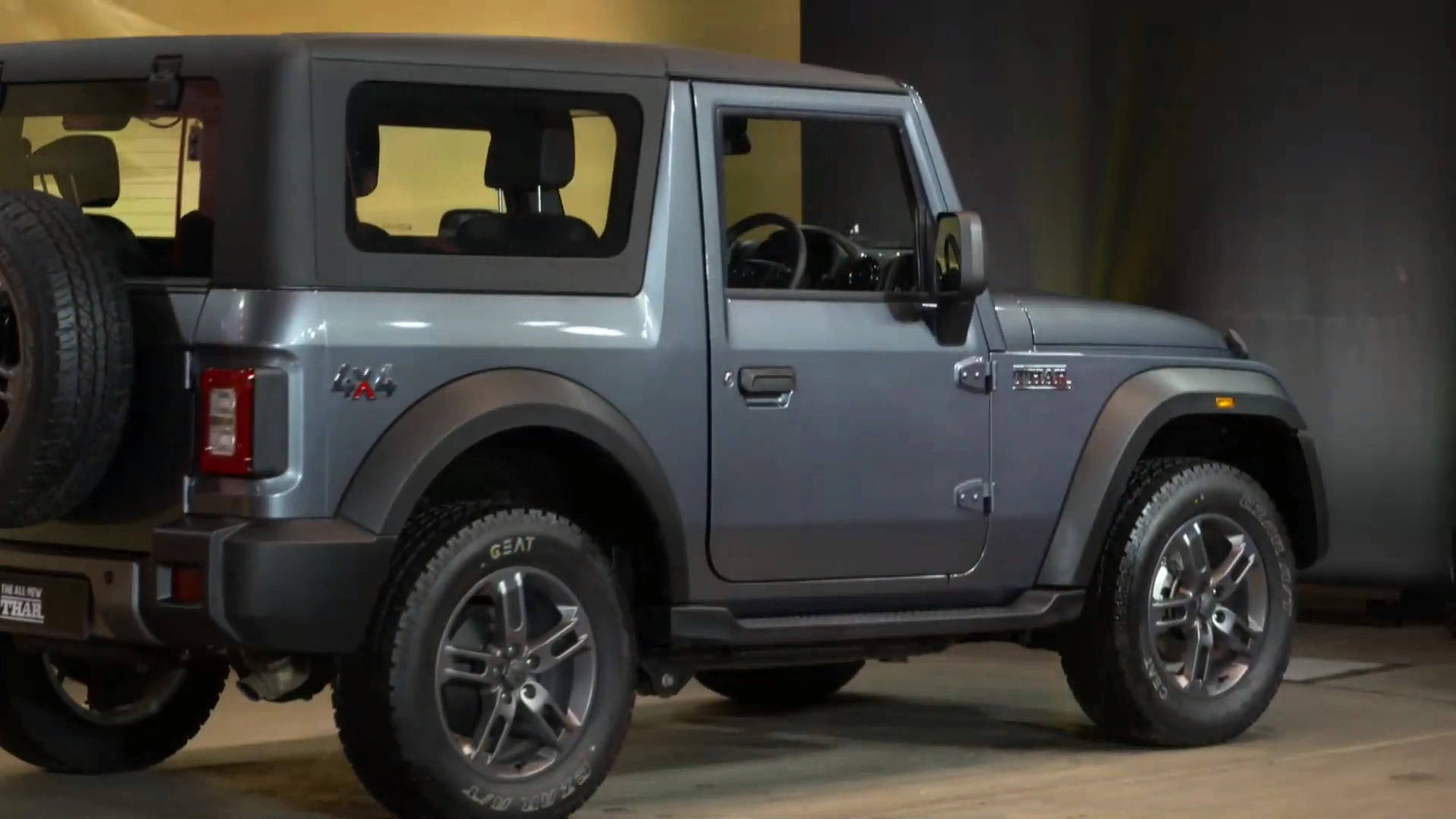 灰色鈴木 Jimny SUV 停放在室內，後門上帶有備用輪胎