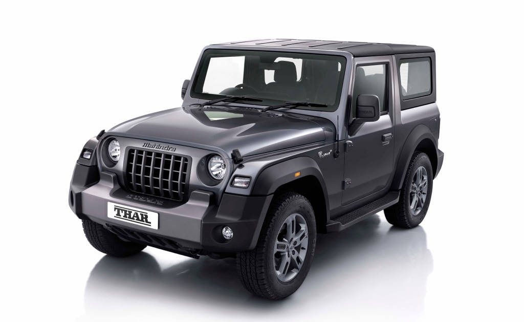 啞光灰色Mahindra Thar SUV在攝影棚內，地板反射