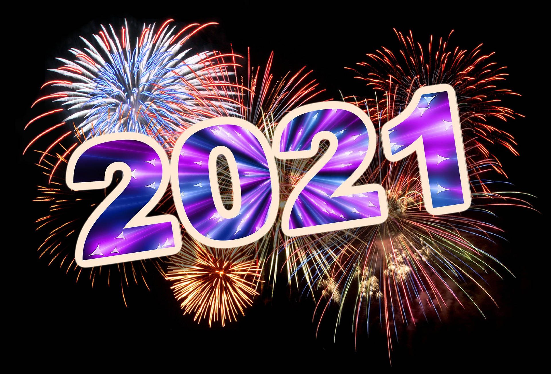 色彩繽紛的煙火在發光的2021文字周圍綻放，慶祝除夕。