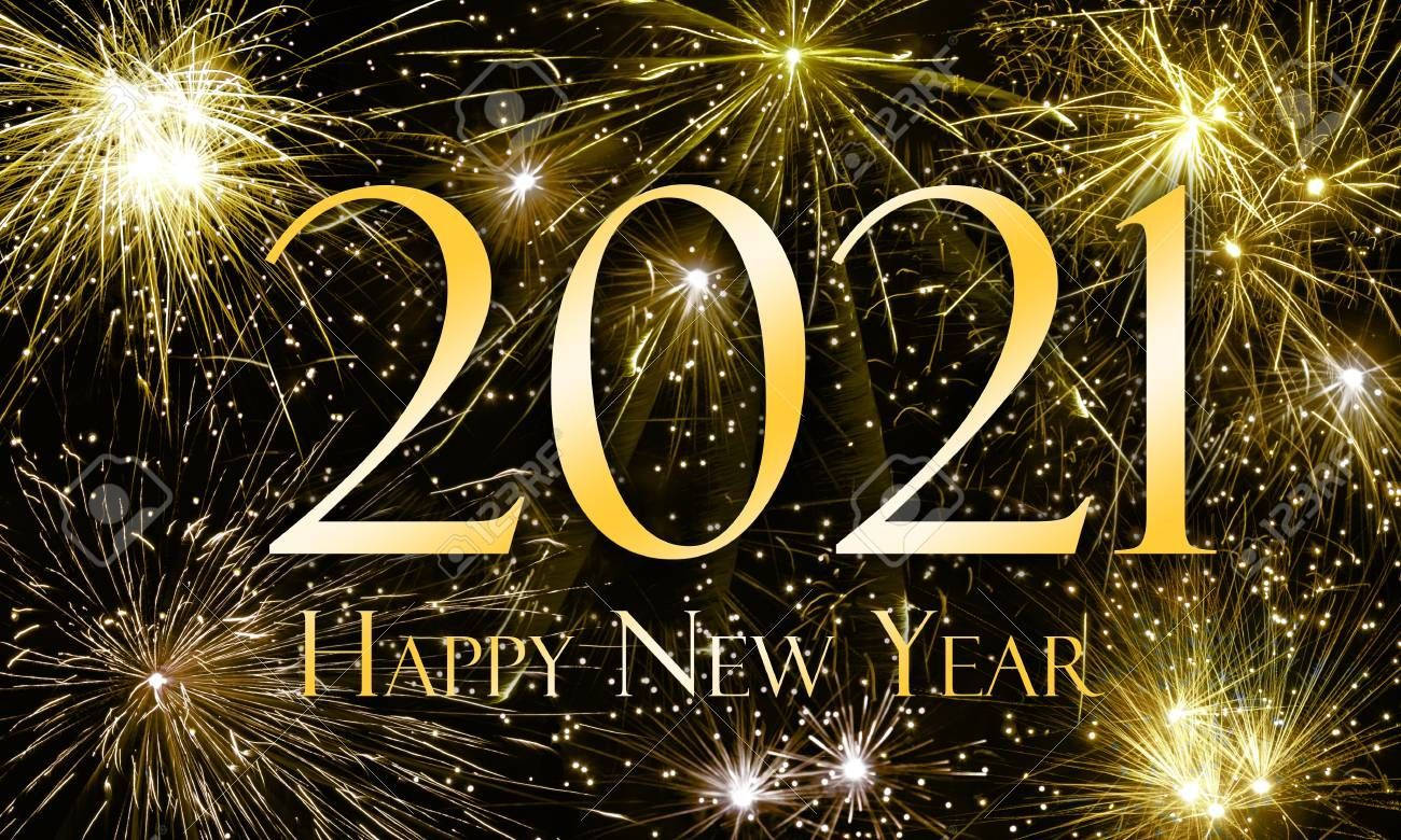 金色2021 Happy New Year文字配上黑色背景上嘅閃爍煙花
