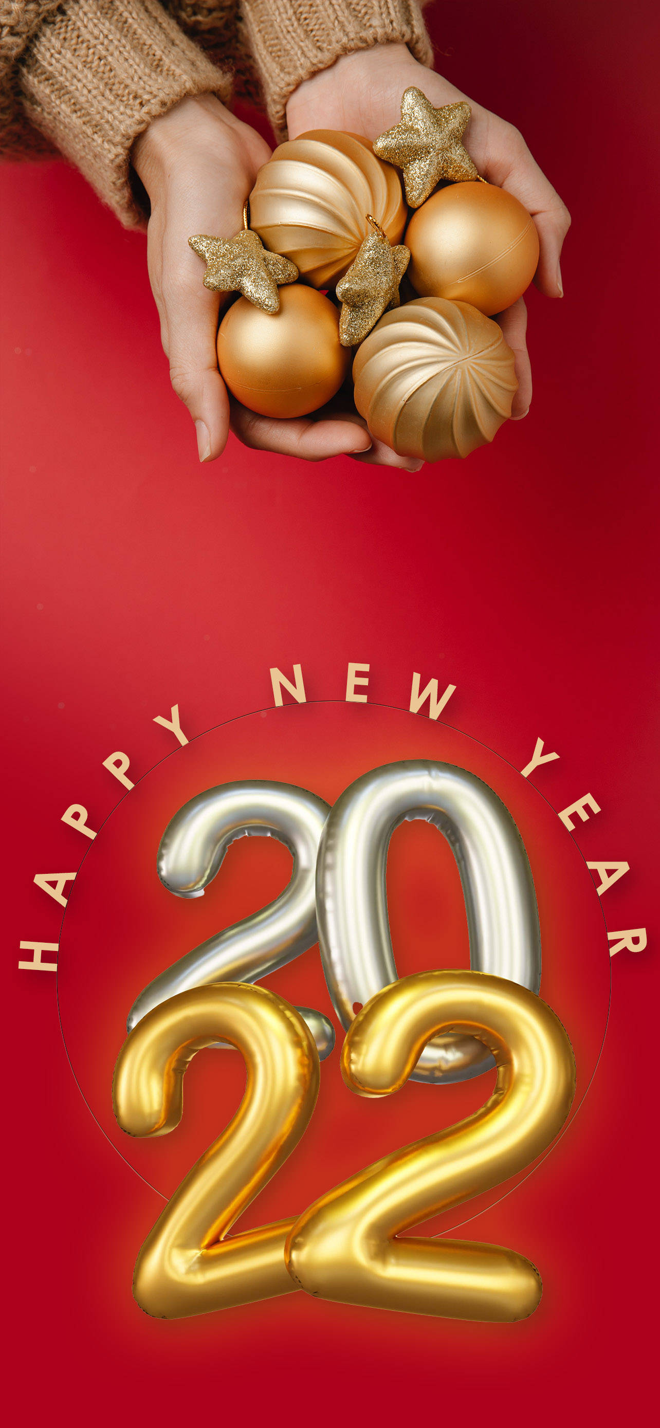 迎接2022：絢麗新年煙火 壁紙 — 雙手捧著金色飾物，懸在閃亮的2022氣球上方，背景為大膽的紅色。
