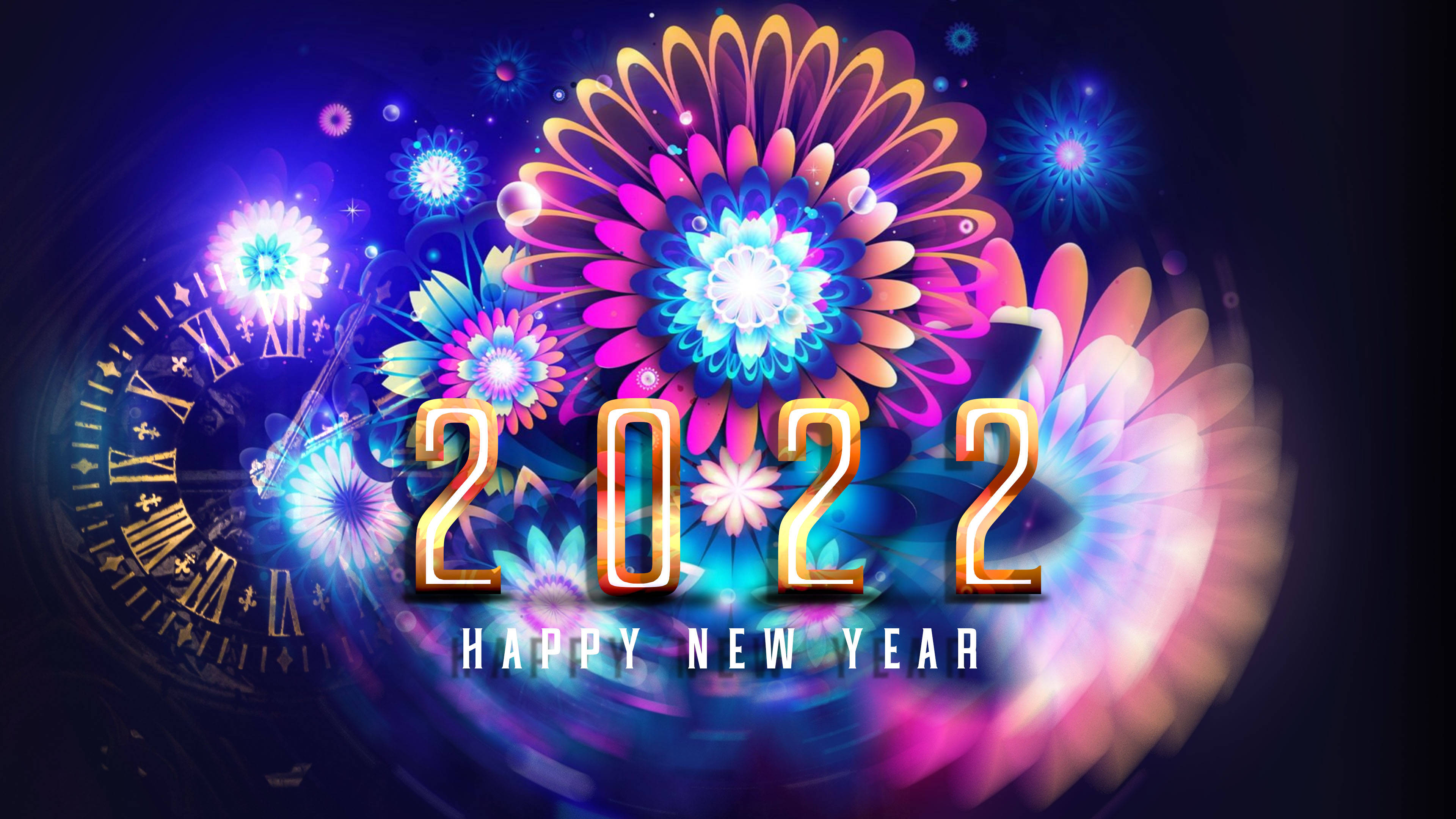 以喜悅與慶祝迎來2022 壁紙 — 在黑暗的宇宙背景下，時鐘錶盤旁邊閃爍的金色2022數字周圍，充滿活力的數碼煙花爆炸開來。