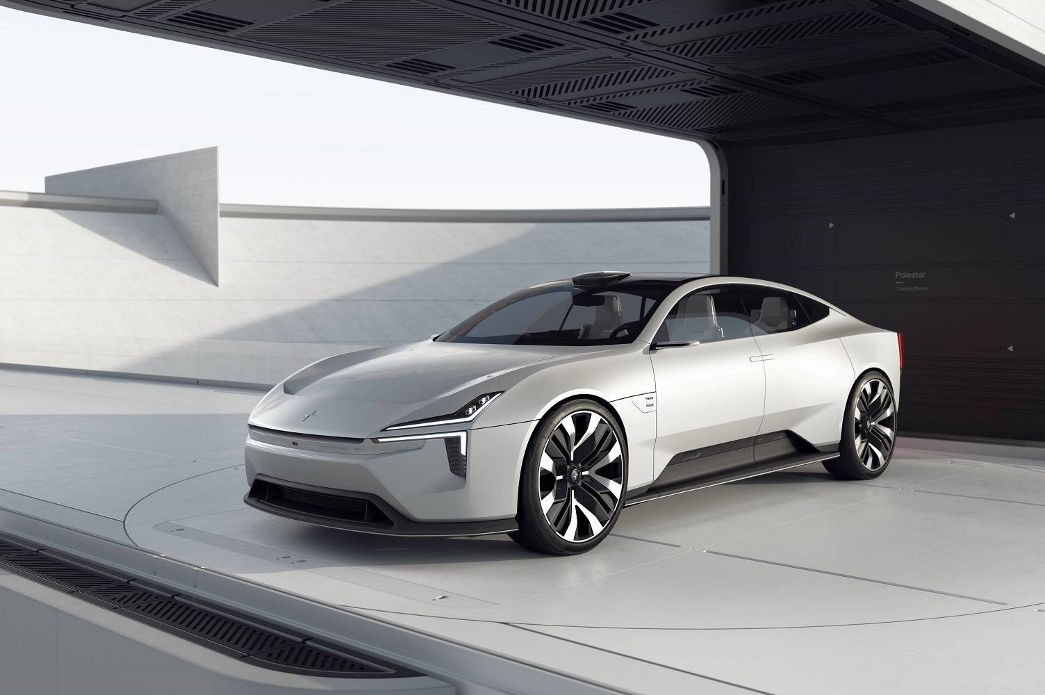 2022 Polestar 3 壁紙 — 一輛時尚的銀色未來電動車停放在現代簡約車庫中，線條簡潔，燈光柔和。