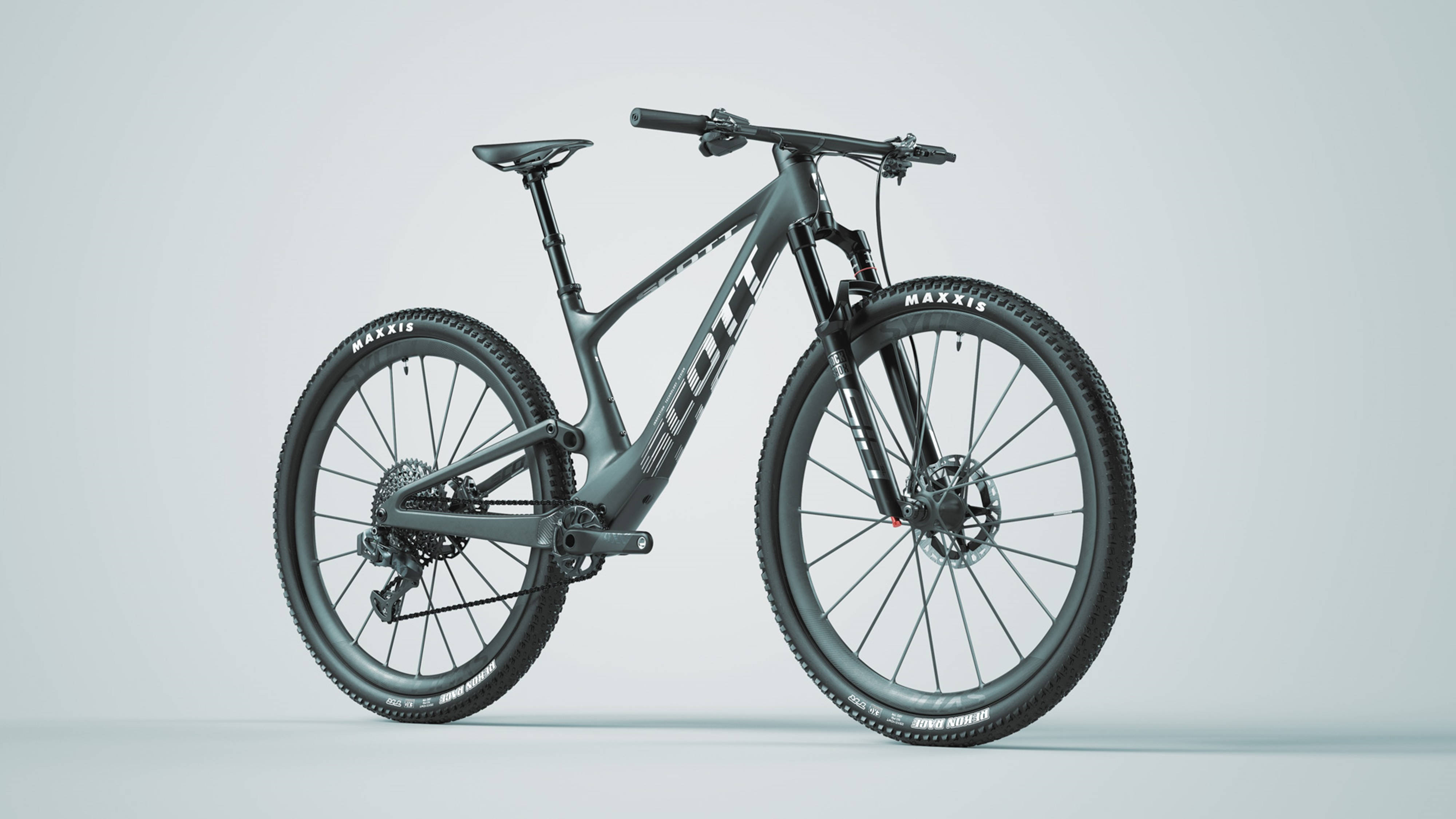 2022 Scott Maxxis Spark Black 4K 山地自行車 壁紙 — 一輛時尚的啞光灰色Scott山地自行車配備Maxxis輪胎，在極簡的淺灰色工作室背景前蓄勢待發。