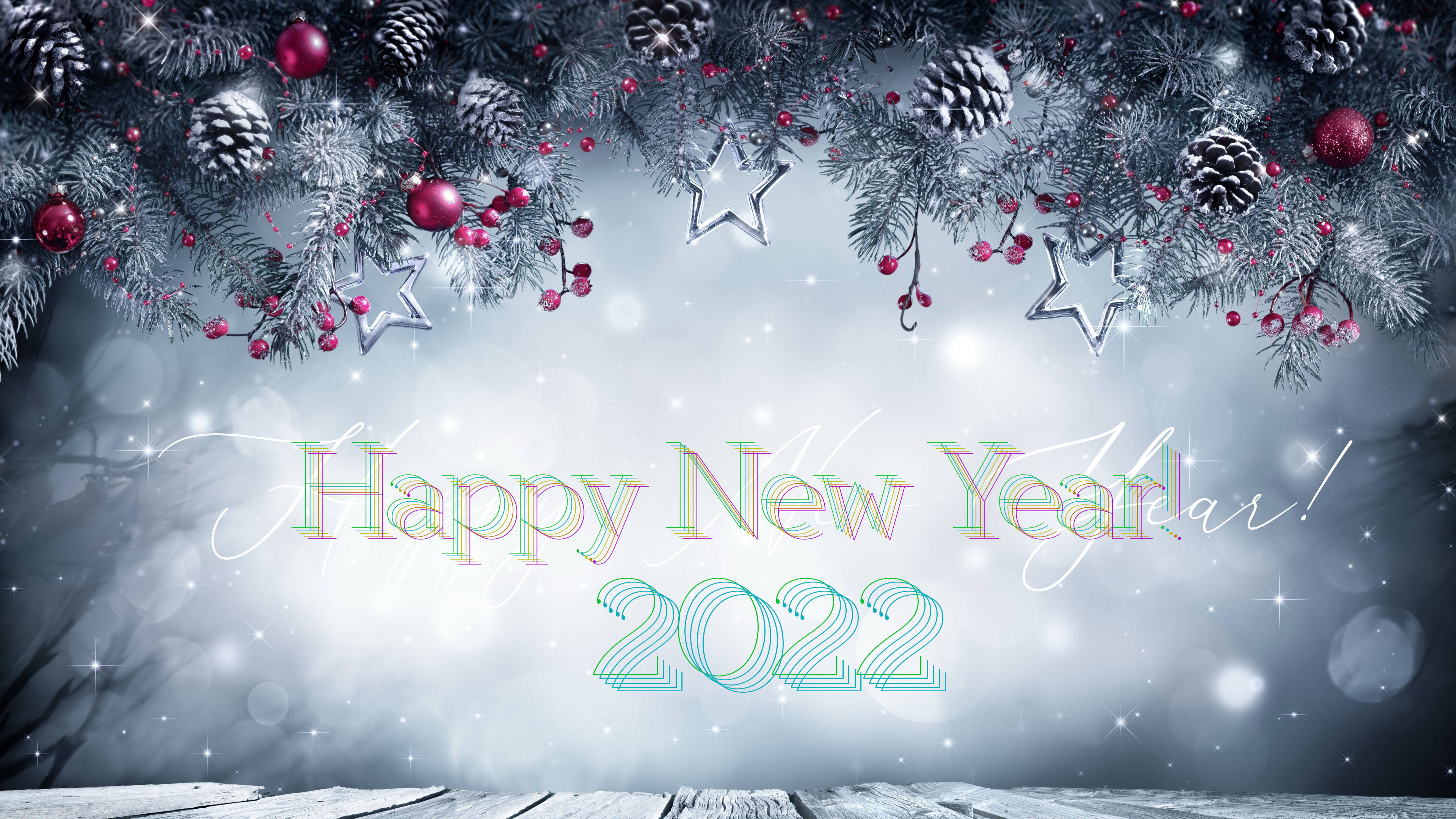 以時尚迎來2022——壯觀的新年慶祝 壁紙 — 節日假期邊框，以雪松枝、紅色裝飾和銀星環繞閃爍的「Happy New Year 2022」訊息。