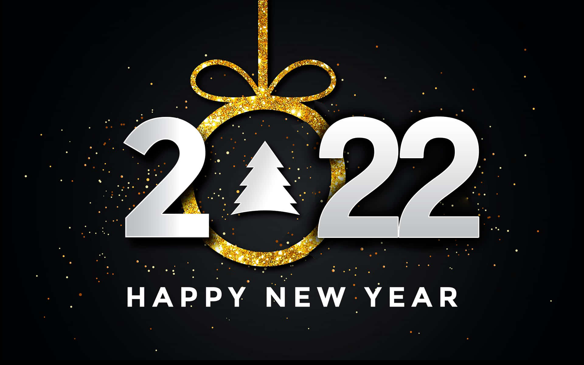 2022新年黑色背景 壁紙 — 閃亮的銀色2022數字，鑲嵌在閃爍的金色裝飾中，內部有一棵樹，背景為深色，帶有金色閃光。