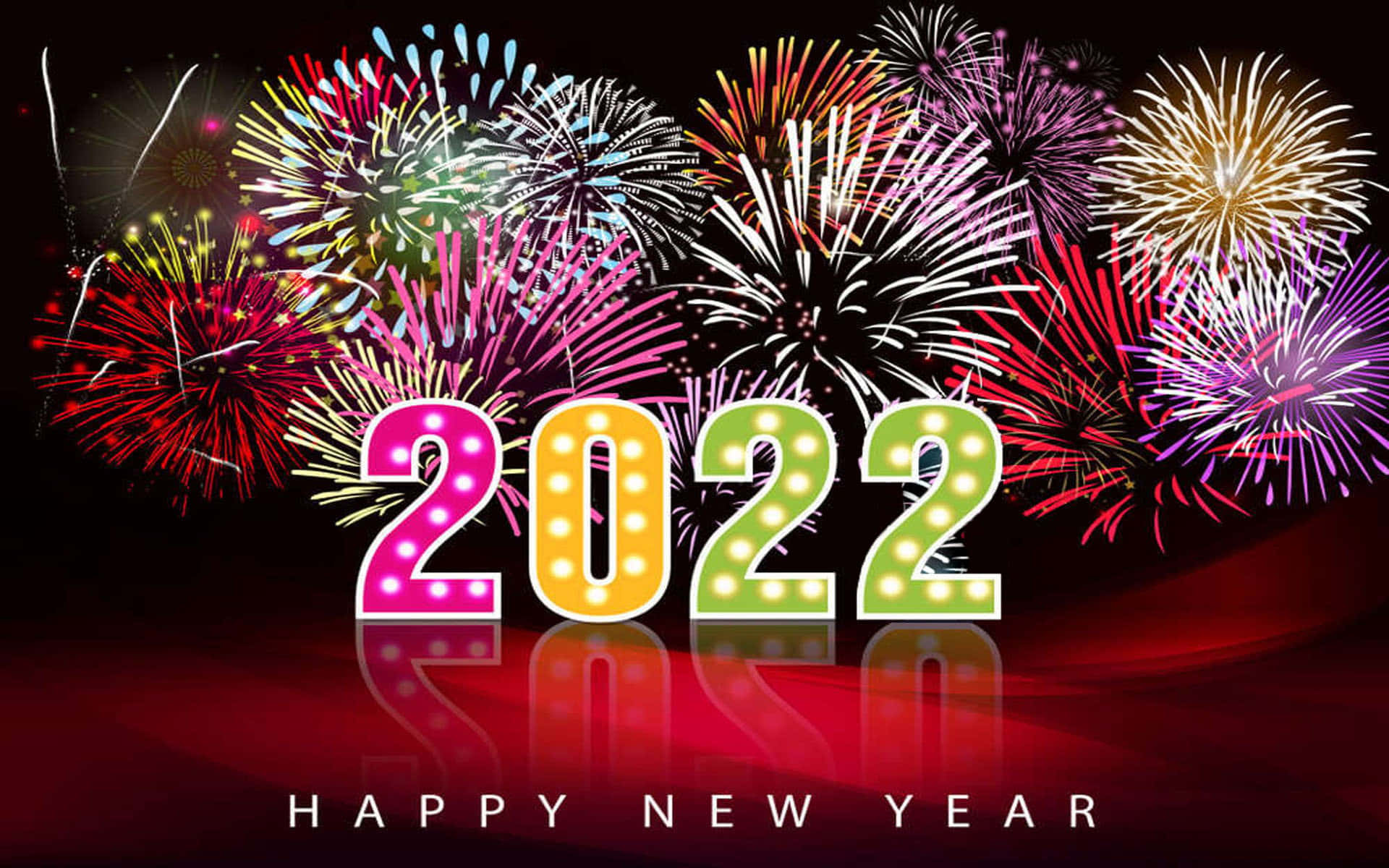 發光的2022年招牌燈，背後有煙火，映在反光的紅色表面上。