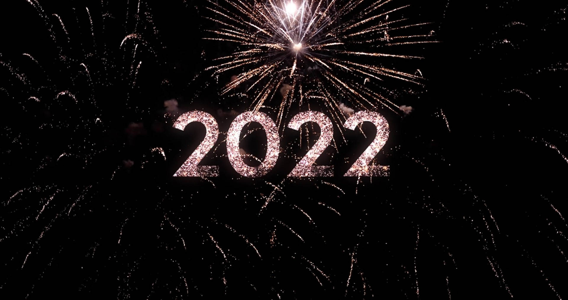 2022 新年絢爛煙火 壁紙 — 2022年在佈滿爆炸煙花的黑暗天空中，以閃爍的數字發光。