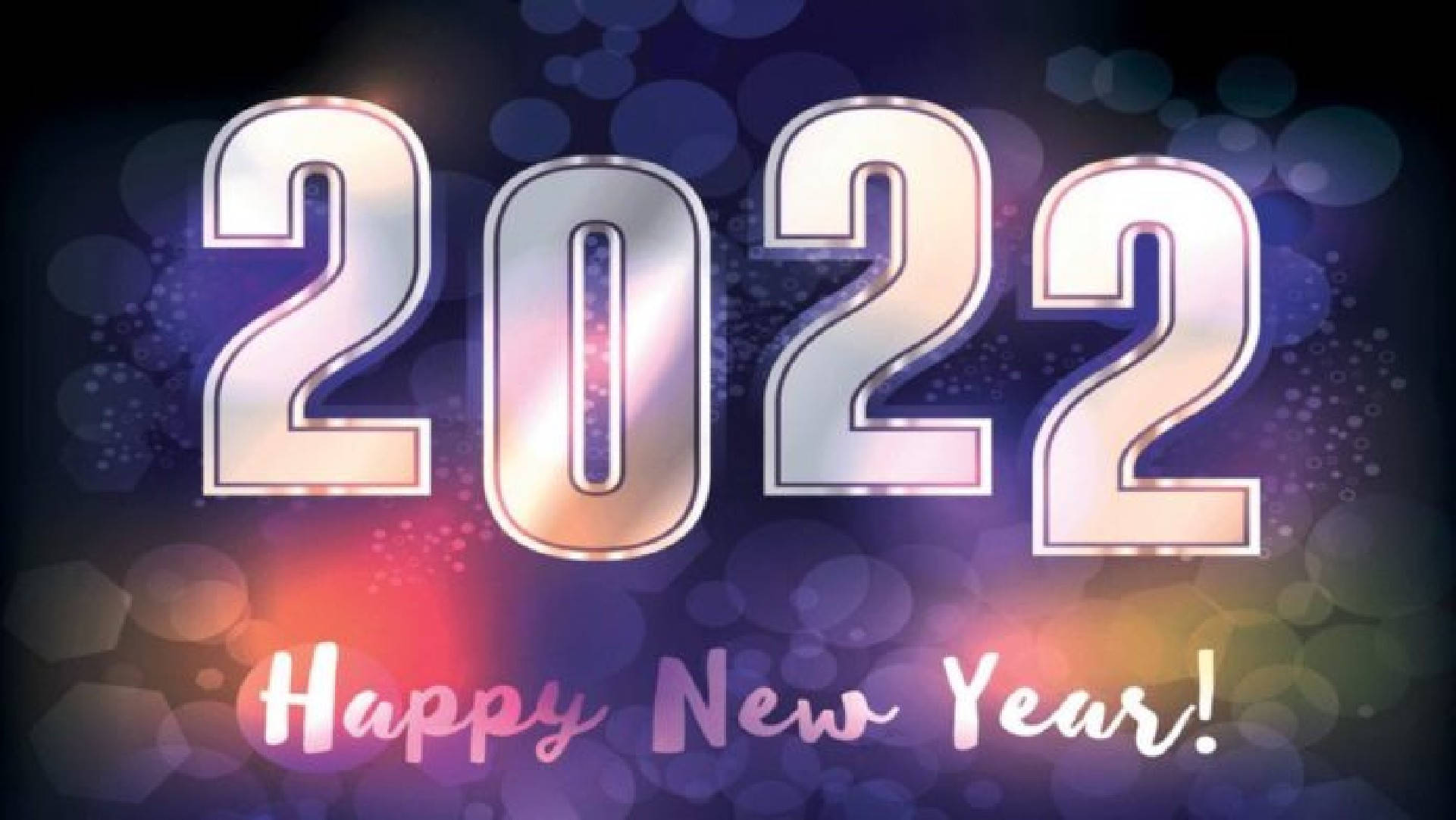 2022 精緻新年慶祝 壁紙 — 閃亮金屬質感的2022文字，配上草書「Happy New Year!」，背景為彩色散景。