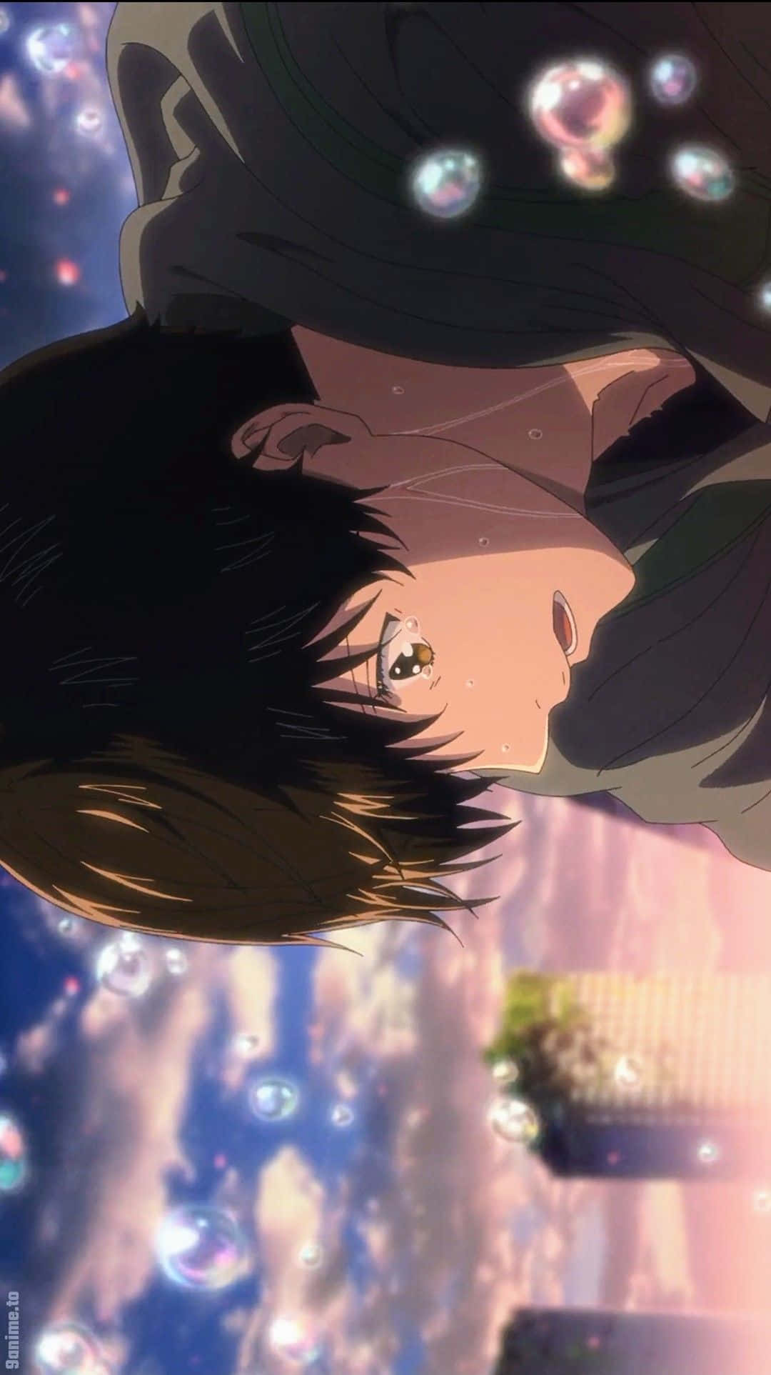 2022動畫《Bubbles》中驚訝的 Hibiki 壁紙 — 一個年輕的動漫男孩，深色頭髮，淚眼汪汪，透過漂浮的氣泡仰望夢幻的暮色天空。