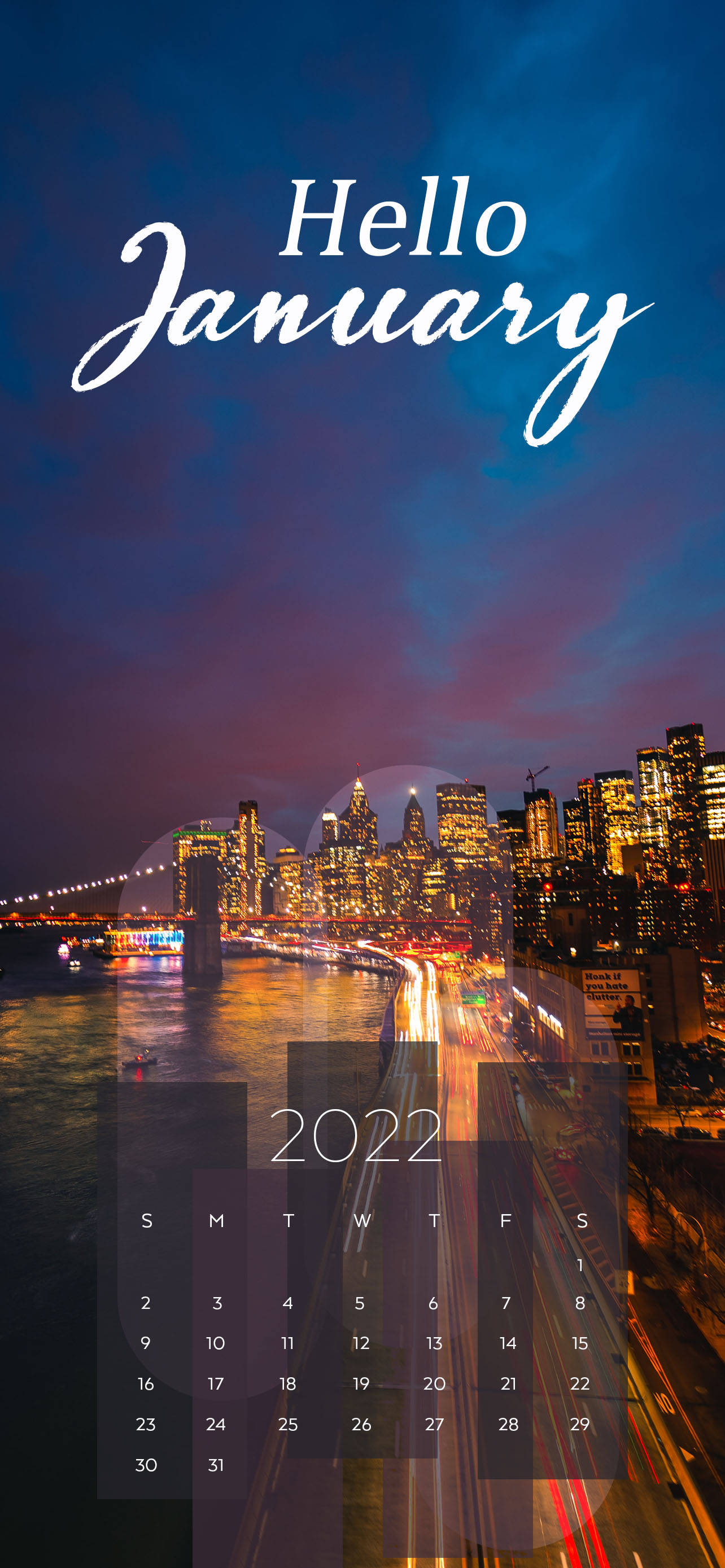 2022年1月城市燈光 壁紙 — 紐約充滿活力的夜景，發光的摩天大樓和水面上的光跡，深藍色的天空下帶有「Hello January」文字。