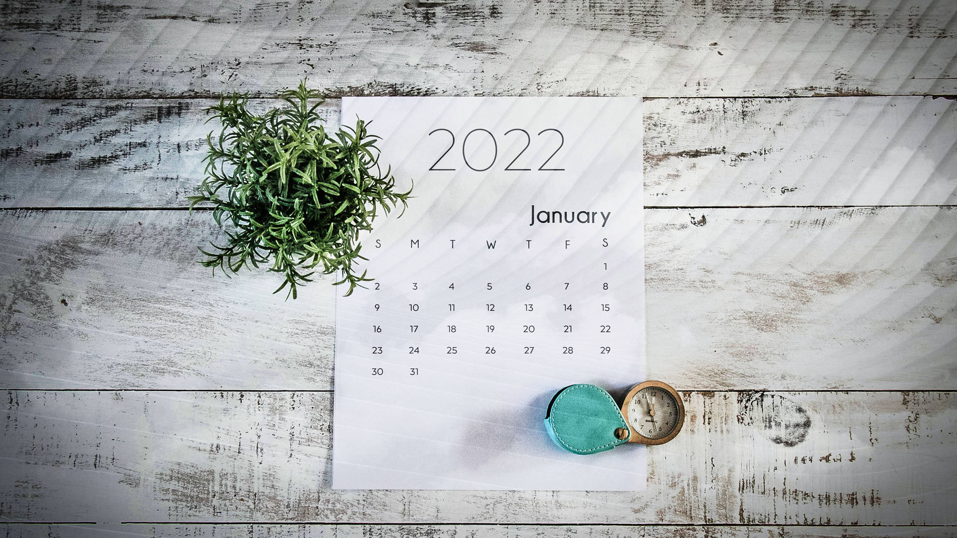 2022年1月日曆，迷迭香和指南針，在質樸的木頭上。 — 一月 壁紙