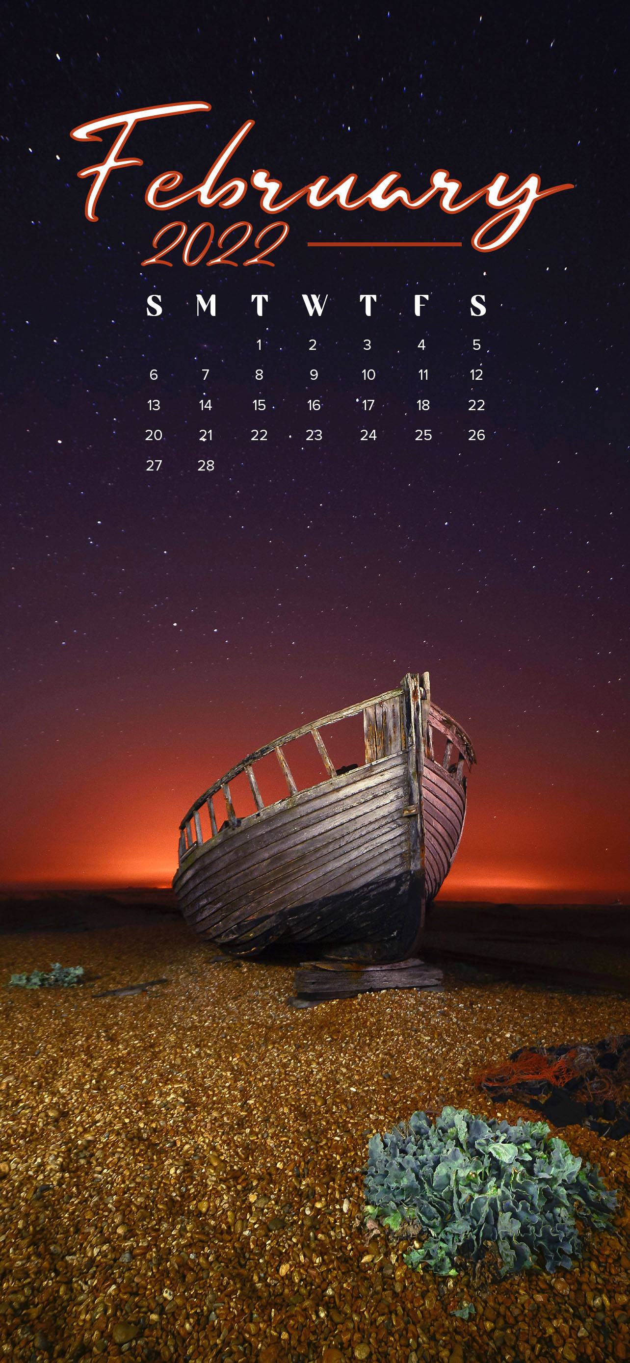 2022年二月海灘岸邊日曆 壁紙 — 一艘風化的木船停泊在卵石海灘上，上方是繁星點點的暮色天空，地平線呈現火紅的橙色。