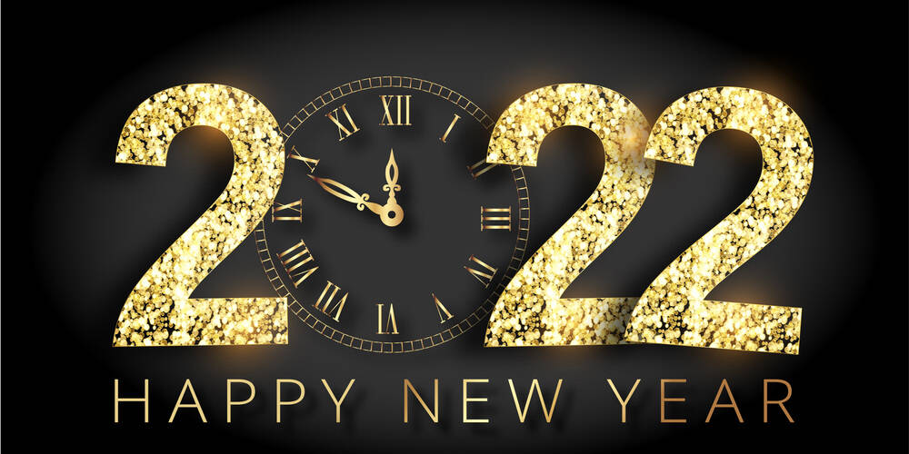 金色閃粉2022，時鐘和新年快樂文字，深色背景