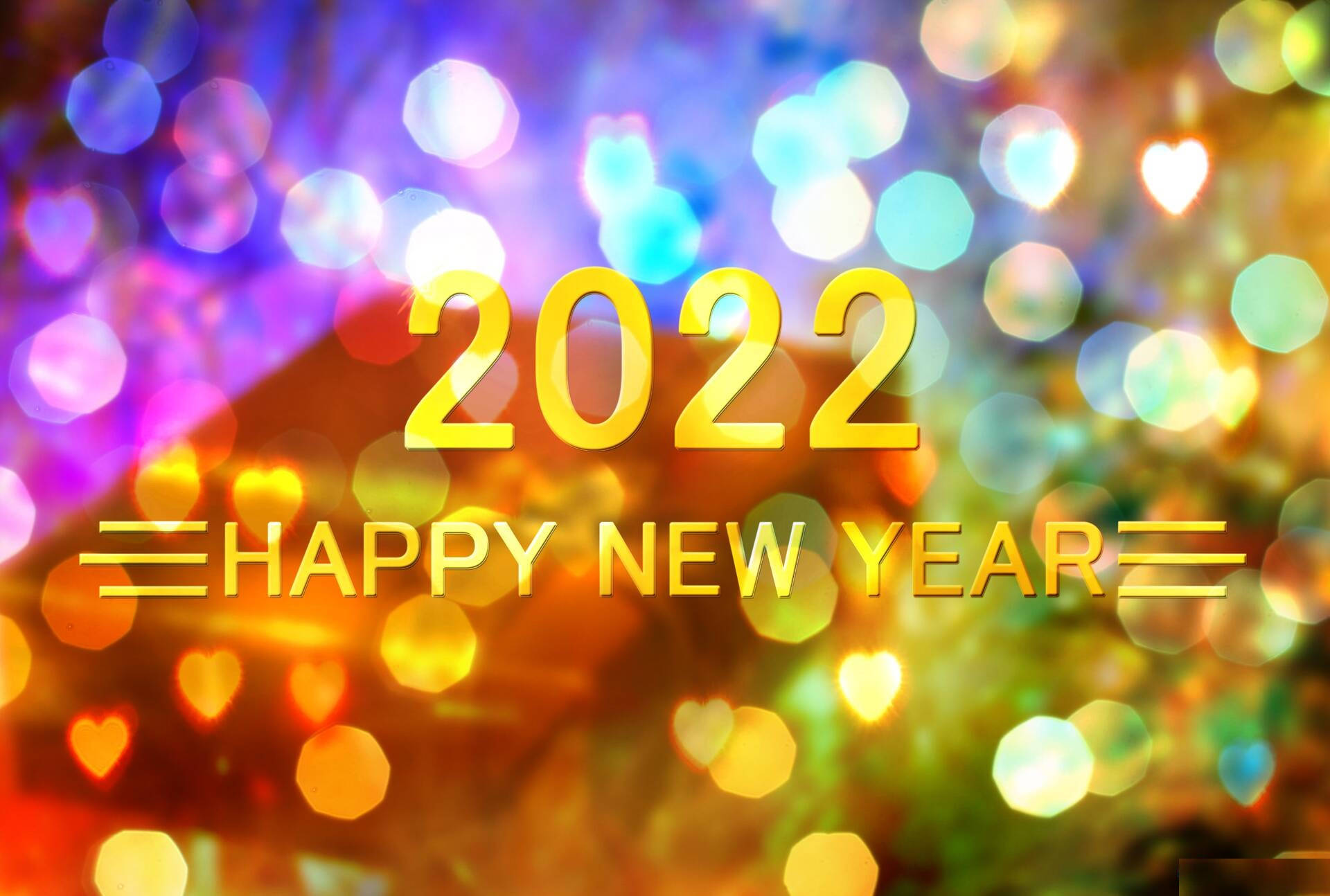 2022新年快樂朦朧燈光壁紙 壁紙 — 金色嘅「2022 HAPPY NEW YEAR」文字喺色彩繽紛嘅心形燈光嘅節日散景背景上發光。