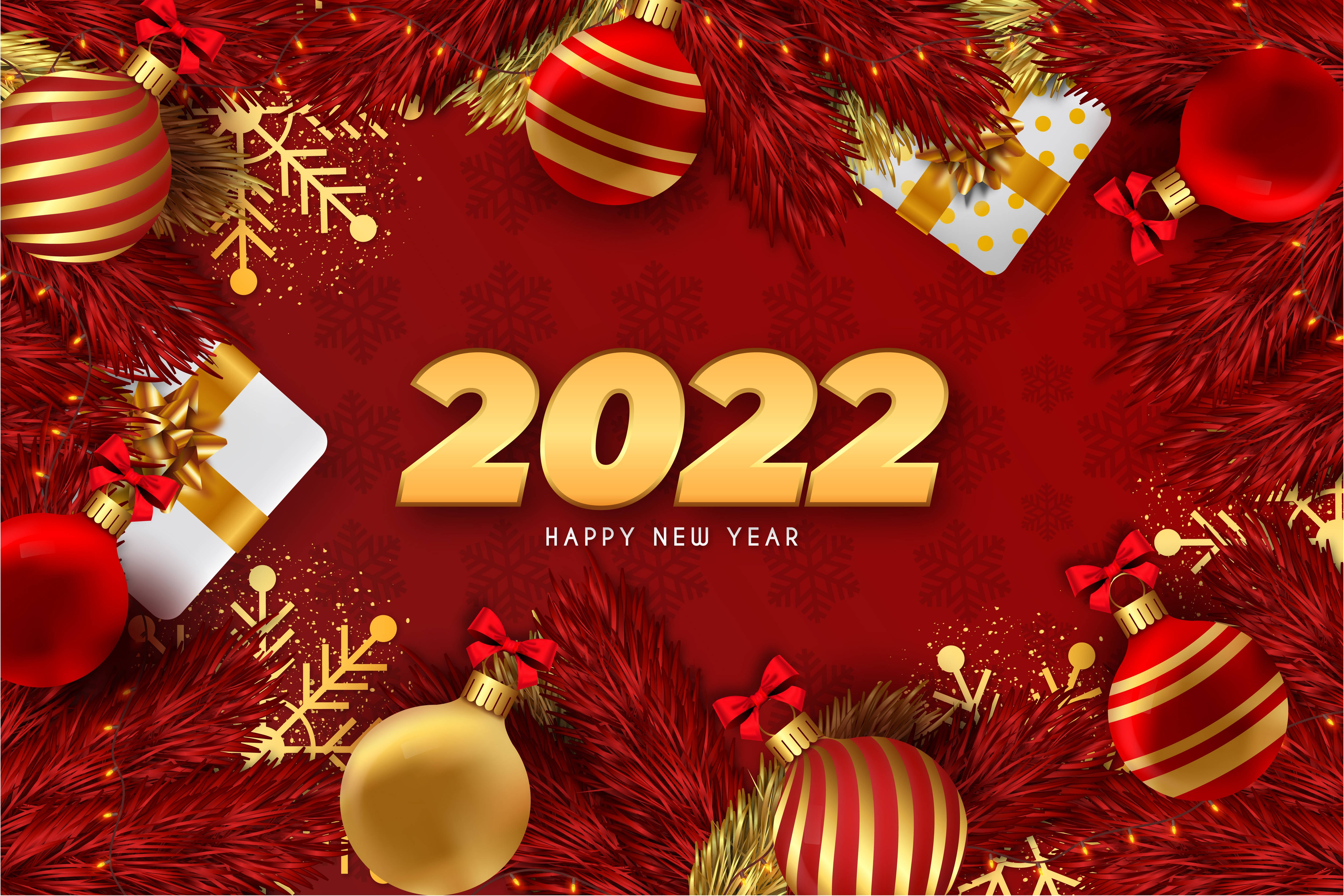 2022新年快樂紅色裝飾壁紙 壁紙 — 深紅色背景上，金色2022年新年文字被紅色松枝、金色裝飾品和禮物環繞。