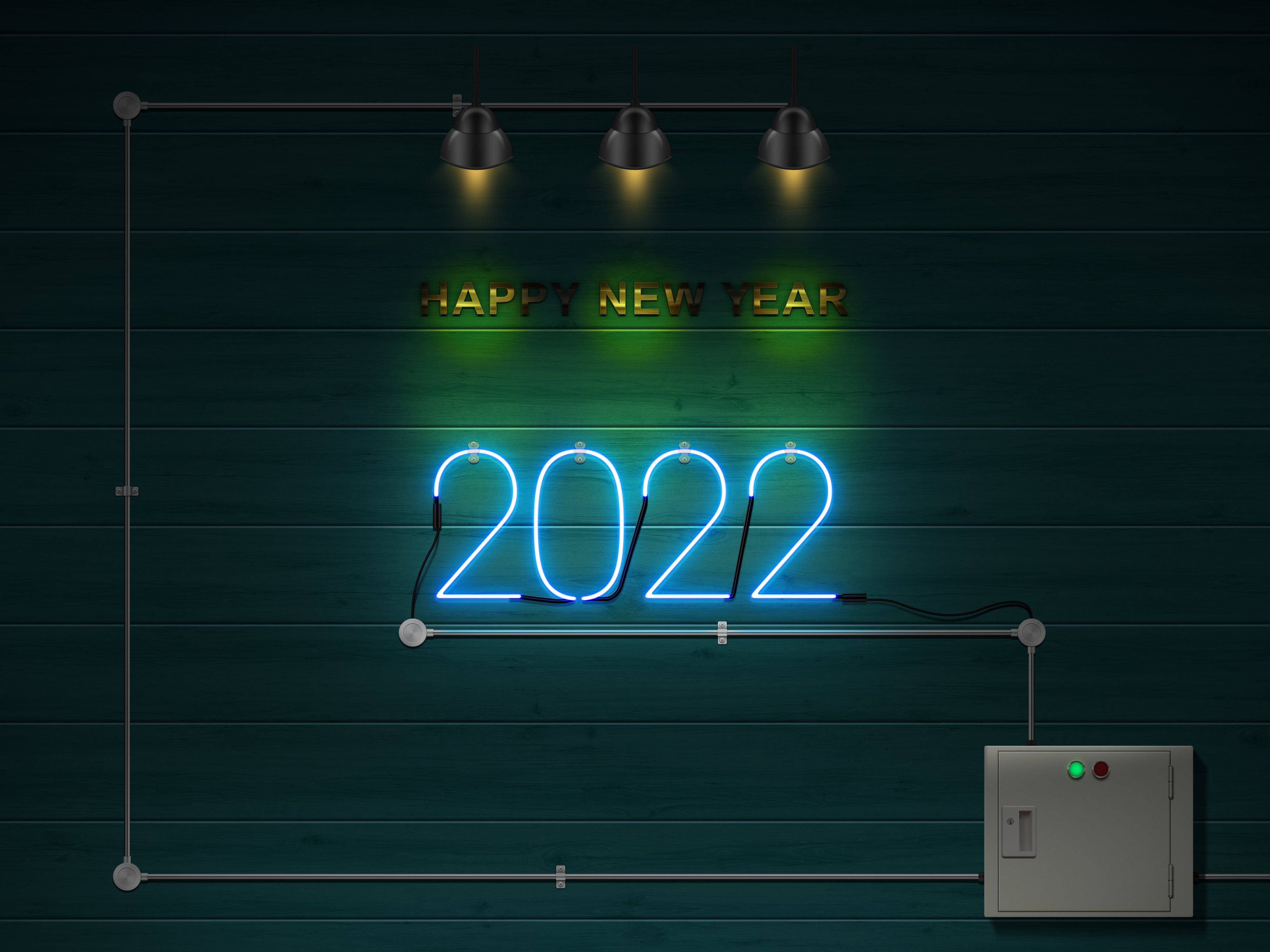 2022新年快樂霓虹燈壁紙 壁紙 — 一個發光的藍色霓虹燈牌，上面寫著2022，掛在深色木牆上，下方有三盞射燈，上方有「HAPPY NEW YEAR」牌匾。