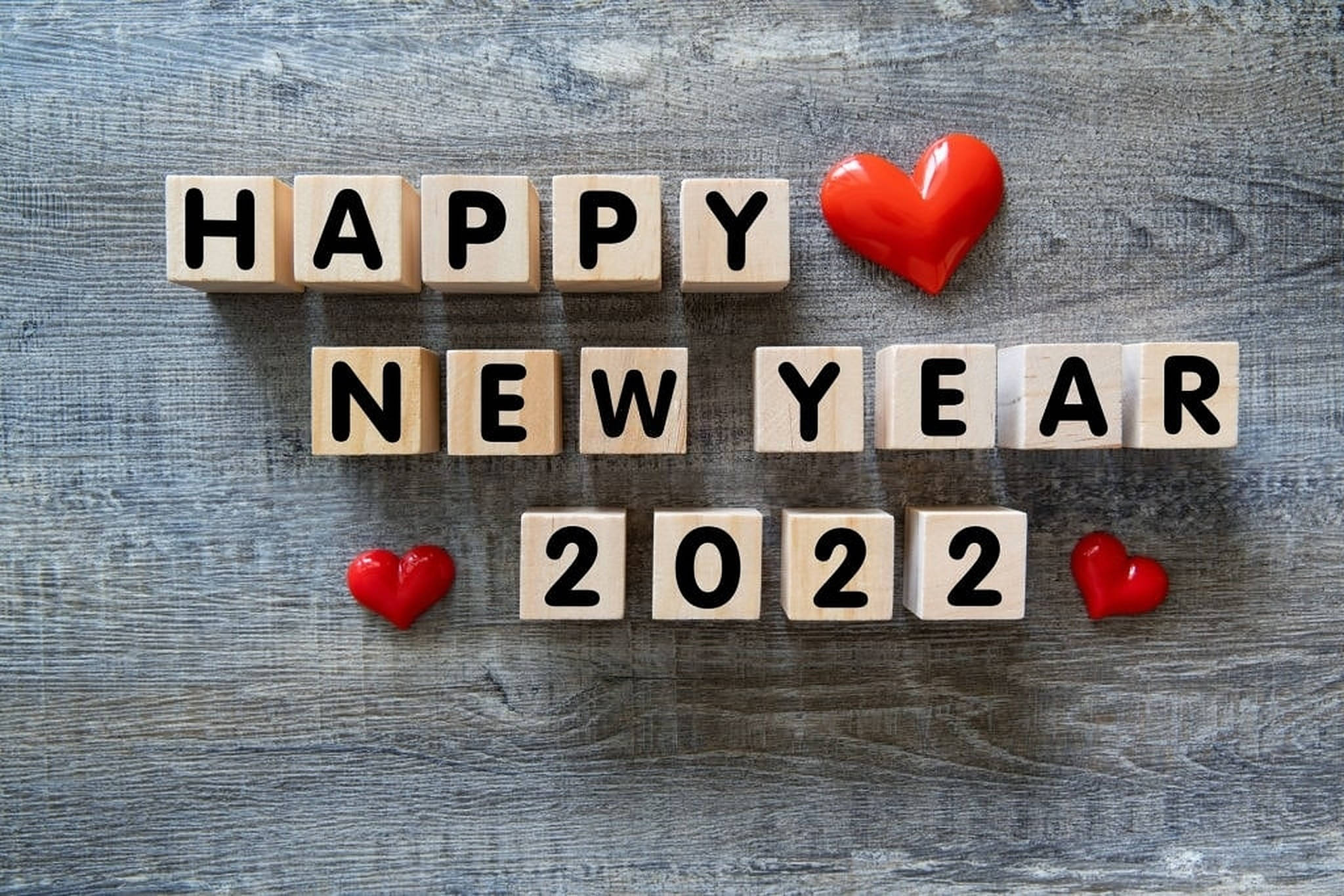 2022新年木塊拼貼 壁紙 — 木製積木在灰色木面上拼出「HAPPY NEW YEAR 2022」，並有三個亮面紅色心形。