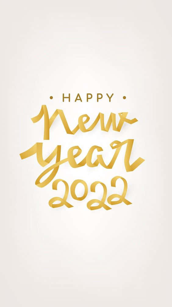 在米白色背景上以優雅金色草書呈現的 Happy New Year 2022。
