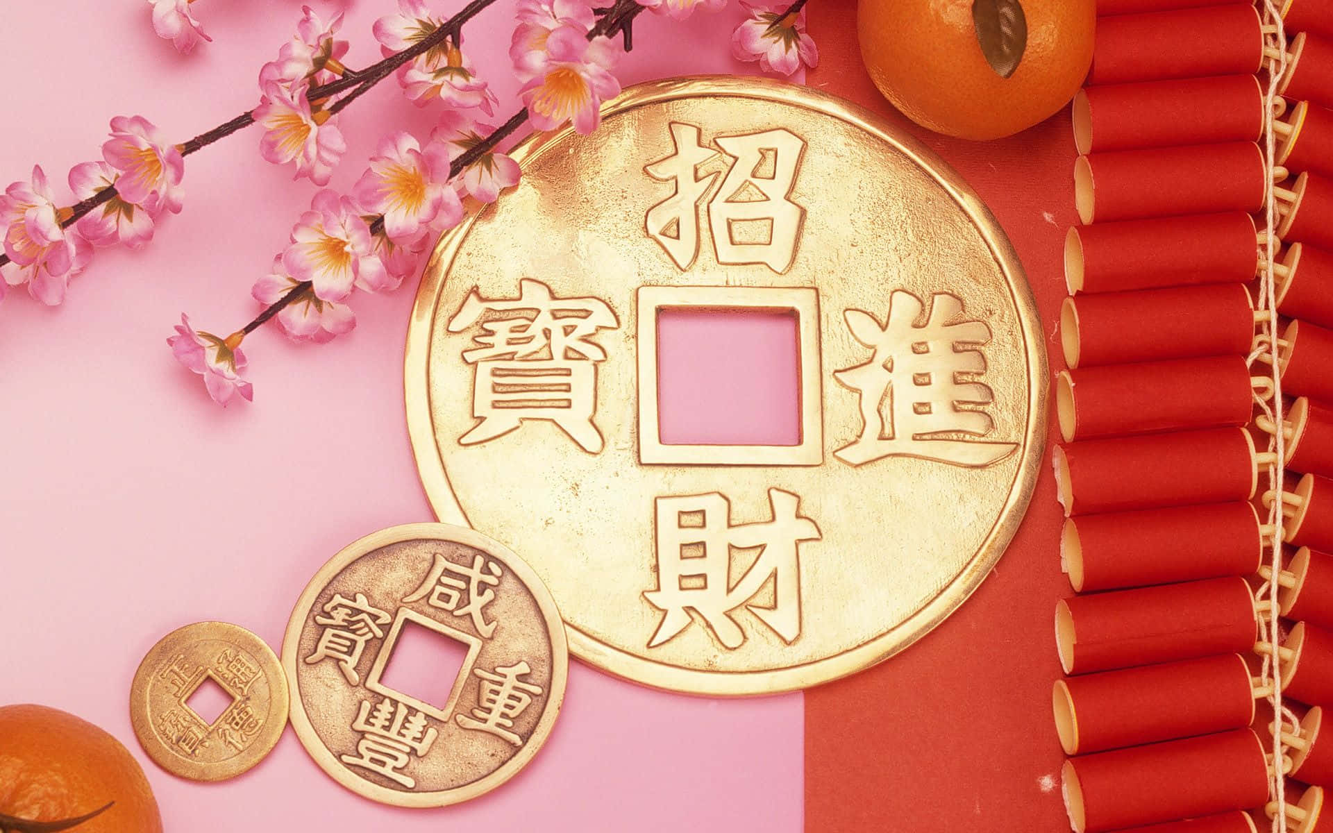 2022春節金幣招財 壁紙 — 金色中國錢幣帶有福字，旁邊是粉紅櫻花和紅色鞭炮，背景為粉紅和紅色。