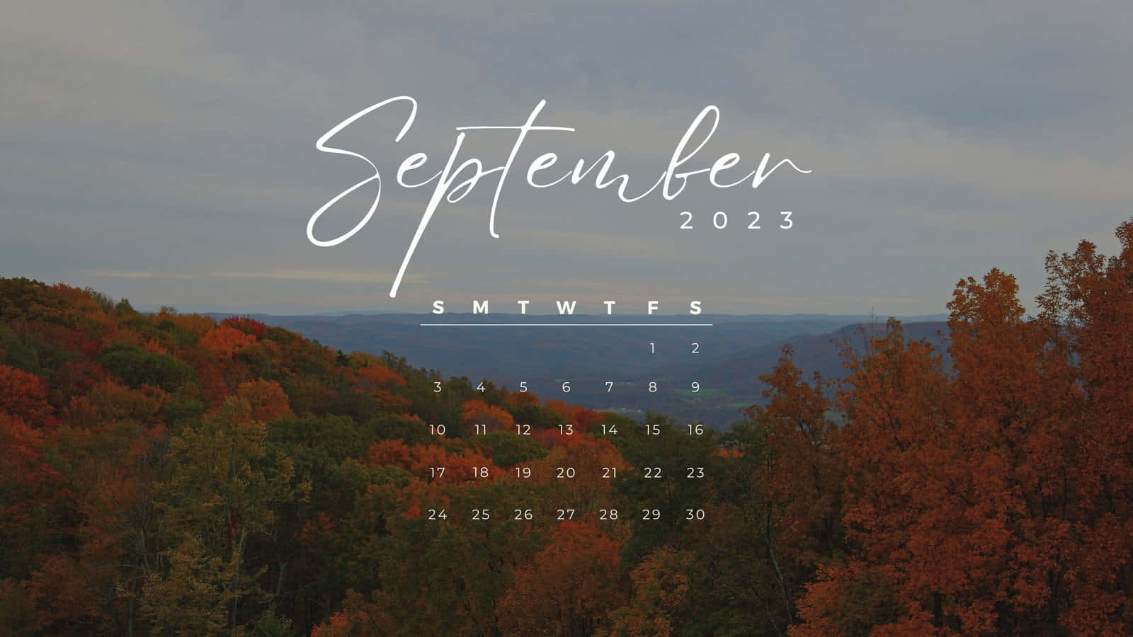 September 桌布 壁紙 — 2023年9月的日曆疊加在一個風景如畫的秋日森林上，森林中有鮮豔的紅色、橙色和綠色樹葉，天空柔和灰暗。