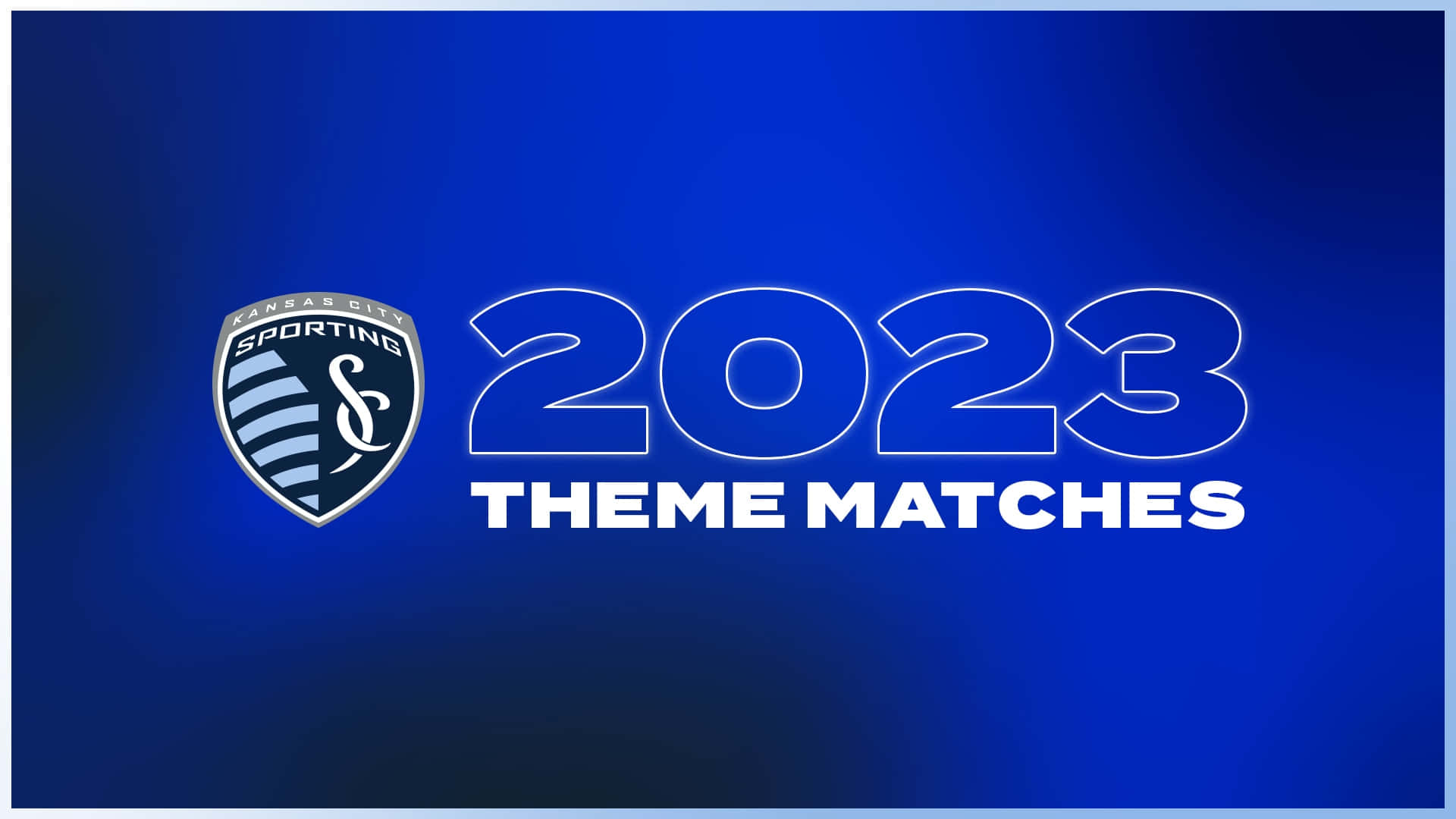 2023年運動家堪薩斯城隊賽事預告 壁紙 — Kansas City Sporting 2023 主題比賽標誌，白色文字和徽章在漸變藍色背景上。