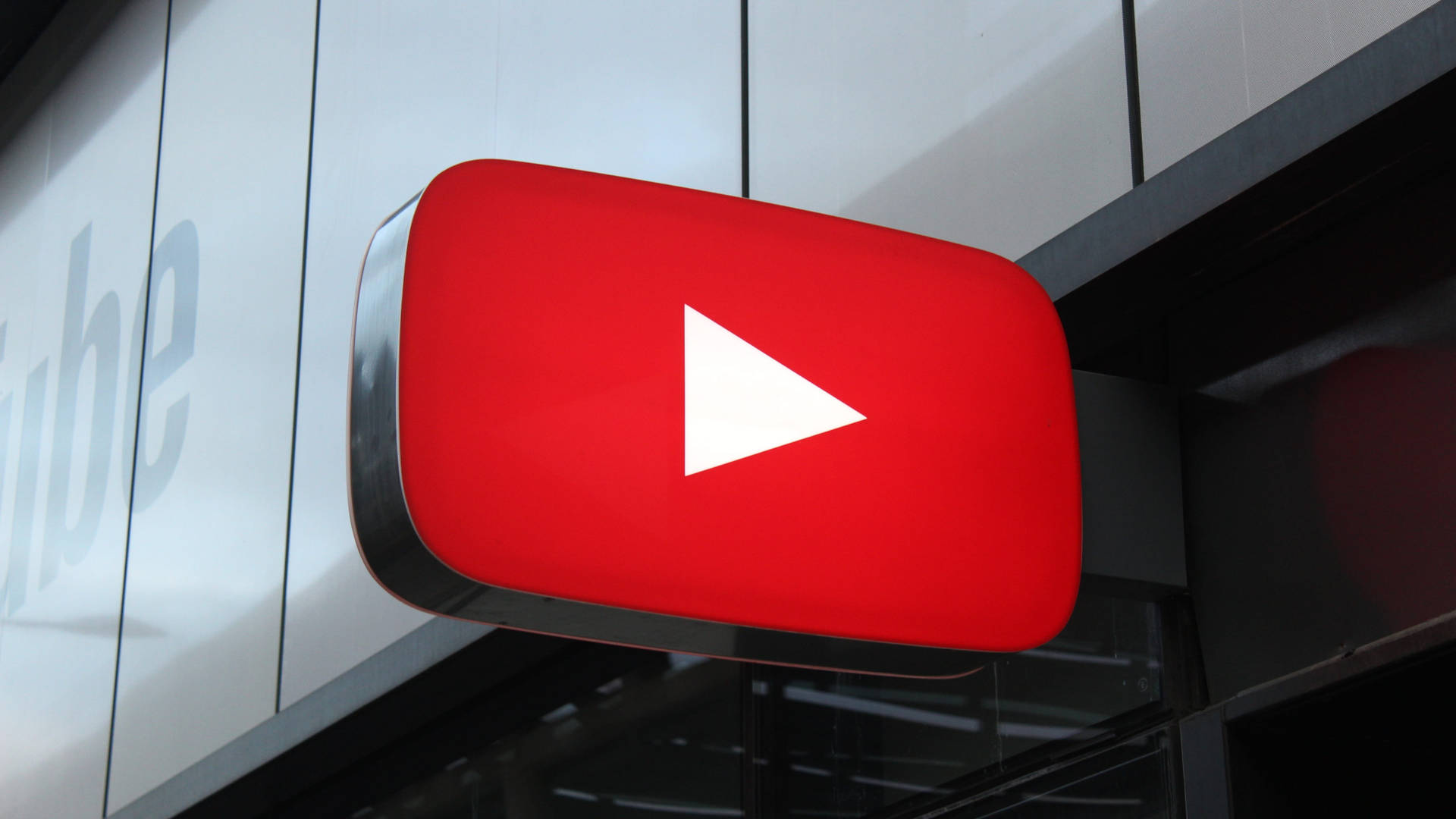 現代建築物外牆上的YouTube標誌標牌