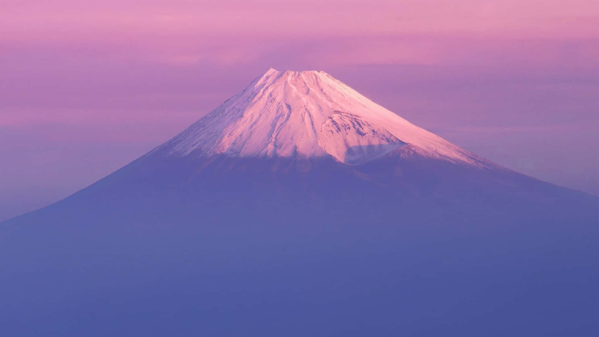 日落時白雪覆蓋的富士山，粉紅和紫色的天空