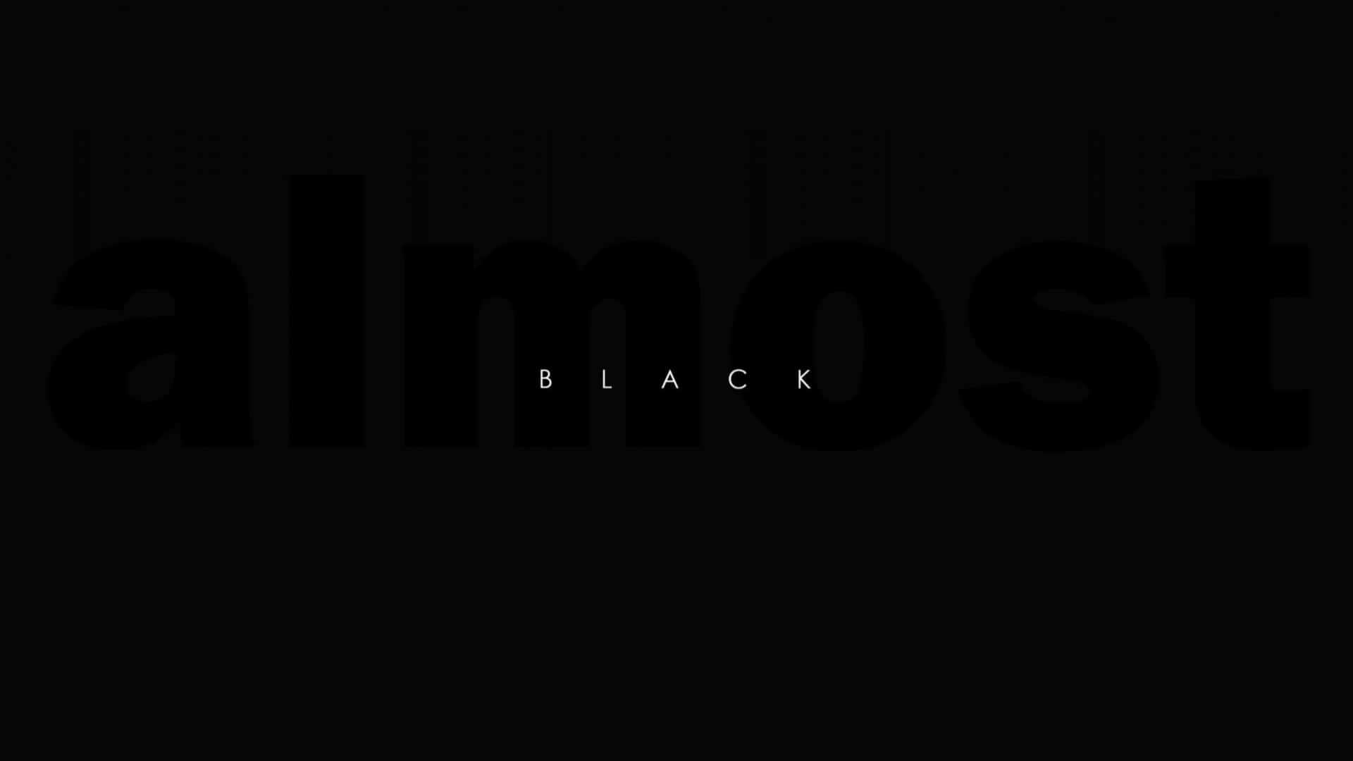 極簡圖形，以大型黑色字母顯示「almost」，下方中央以小型白色字母顯示「BLACK」。