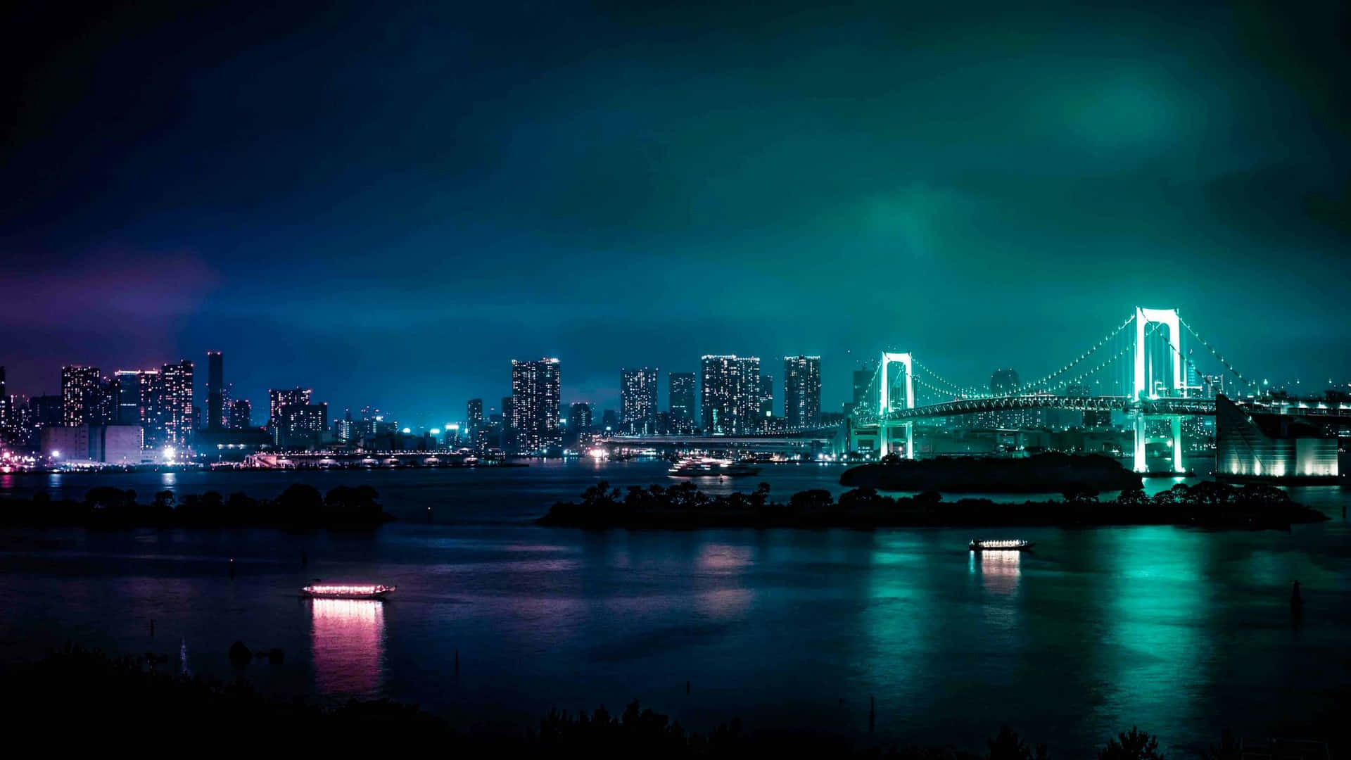 彩虹橋在夜間在水面上亮起，背景為城市天際線。