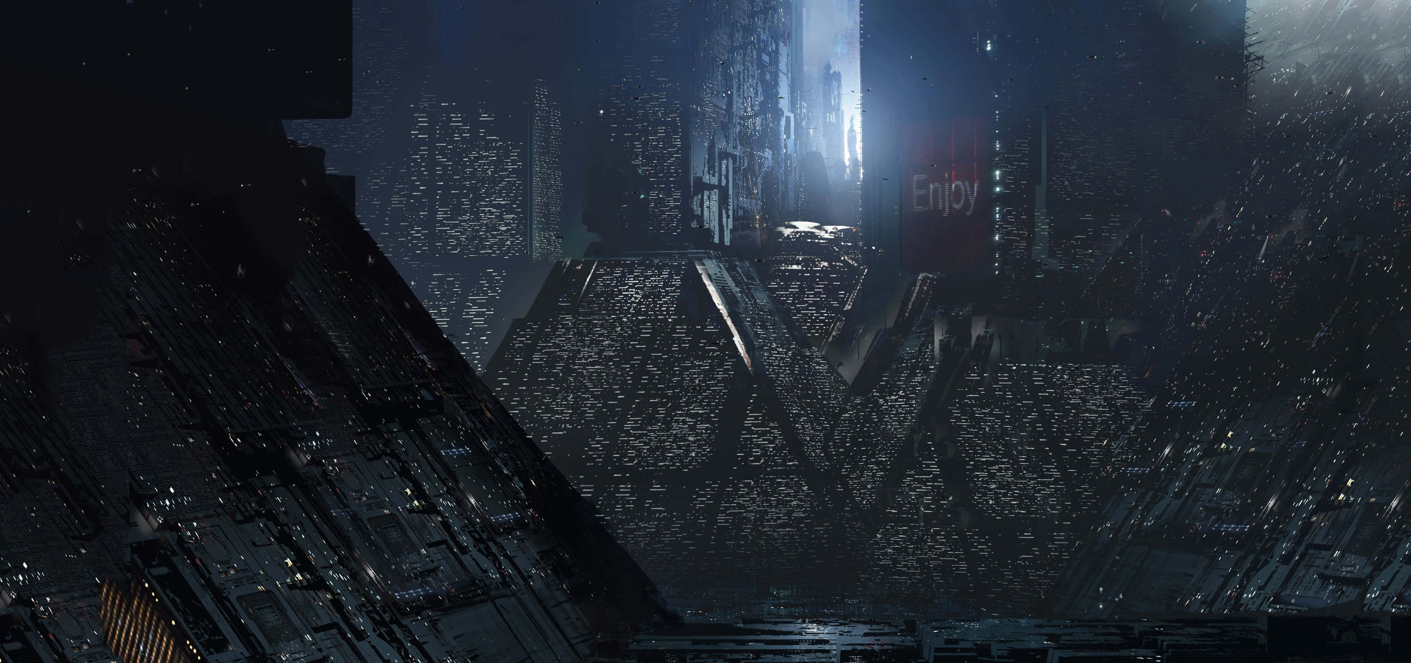 《銀翼殺手2049》：在未來，瑞克·德卡德尋找複製人的秘密與人類命運 壁紙 — 未來主義的城市夜景，高聳的摩天大樓、發光的燈光，以及雨中顯眼的「Enjoy」標誌。