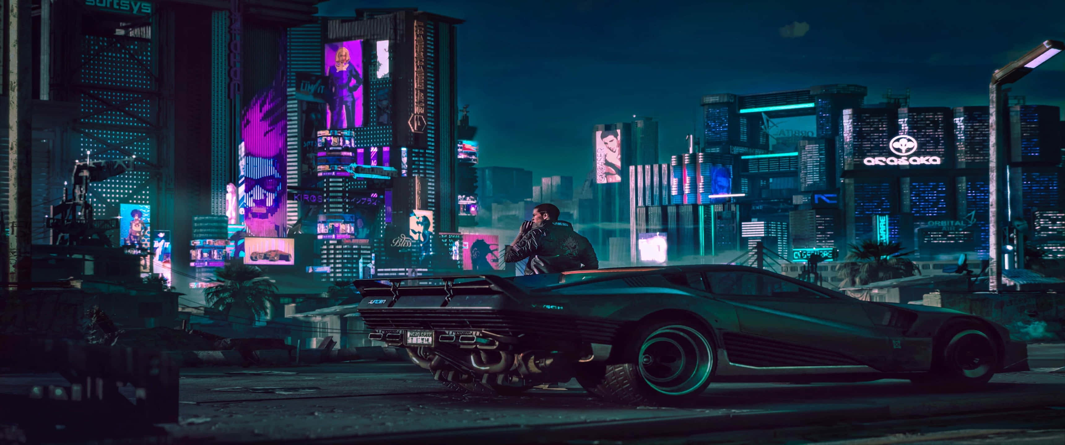 《賽博朋克2077》夜間獨坐抽菸人物 3440x1440p 背景 壁紙 — 一個孤獨的身影坐在一輛時尚的黑色跑車上，身處夜晚霓虹閃爍的賽博龐克城市景觀中。