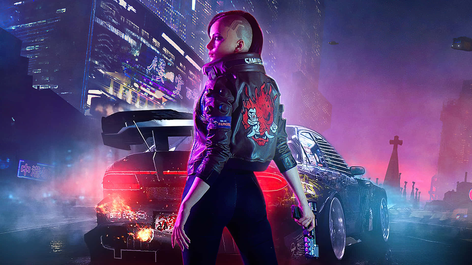 探索《賽博朋克2077》的高畫質世界 壁紙 — 一位身穿火焰圖案外套的賽博龐克女性，站在一輛發光的跑車旁，背景是霓虹燈閃爍、雨水浸濕的城市景觀。