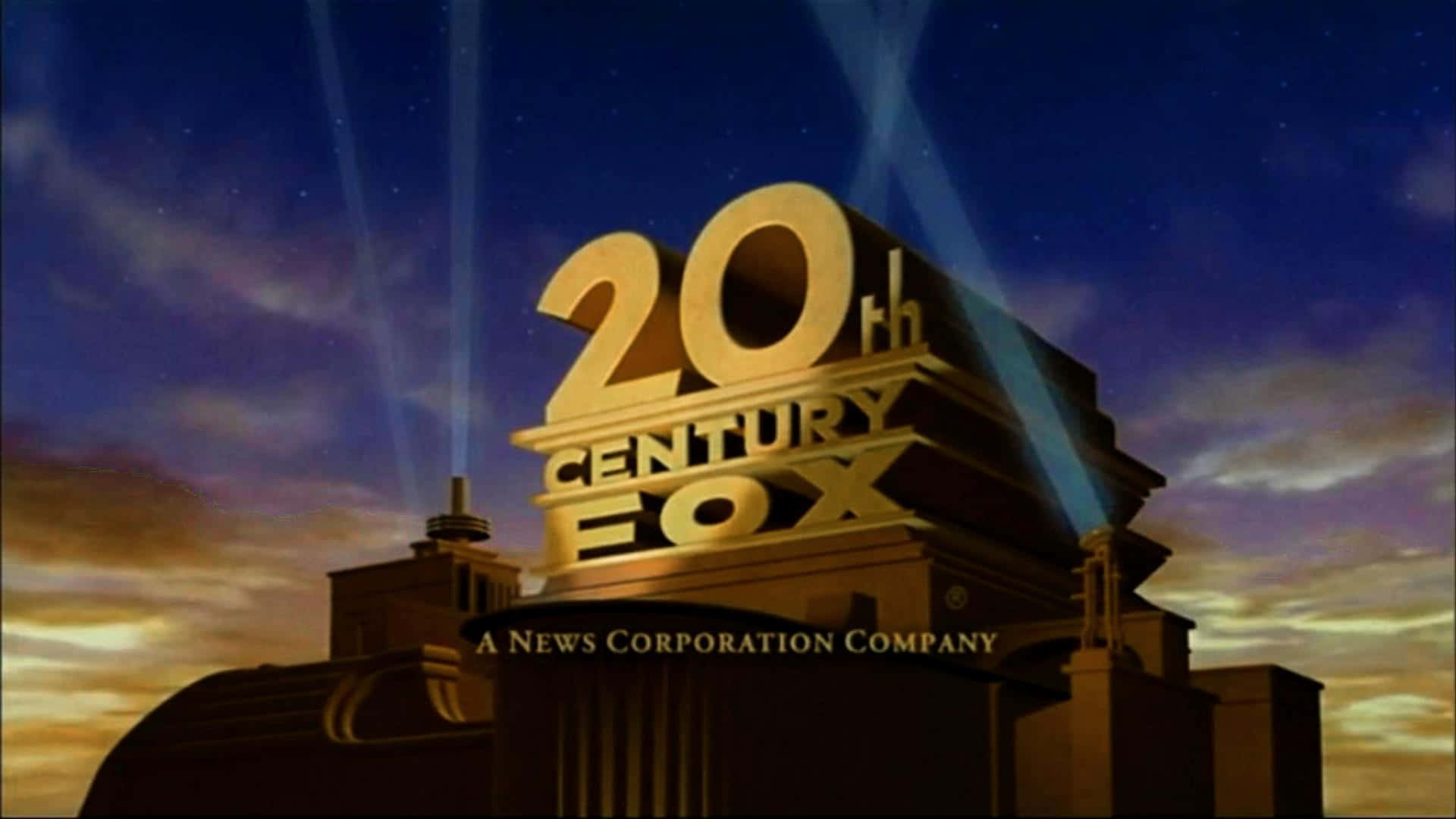 金色的20th Century Fox標誌在暮色中被聚光燈照亮。