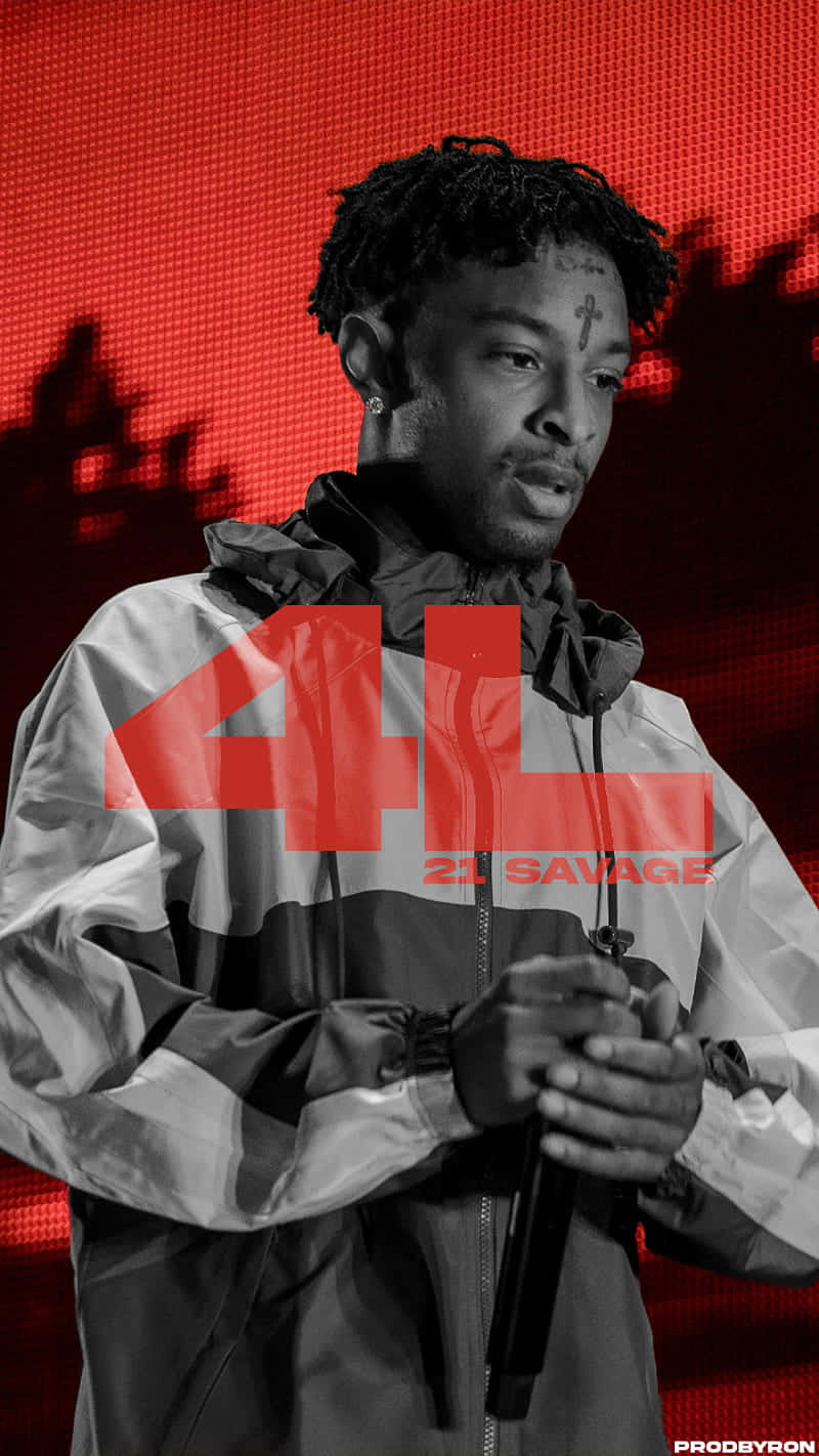 21 Savage 在錄音室 壁紙 — 一張21 Savage在舞台上，背景為鮮紅色像素化背景，手持麥克風的黑白肖像。