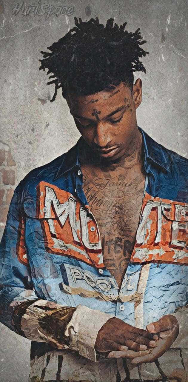 21 Savage 演唱會演出中 壁紙 — 一位年輕男子留著辮子頭和紋身，穿著破損的牛仔外套，背景是風化的磚牆。