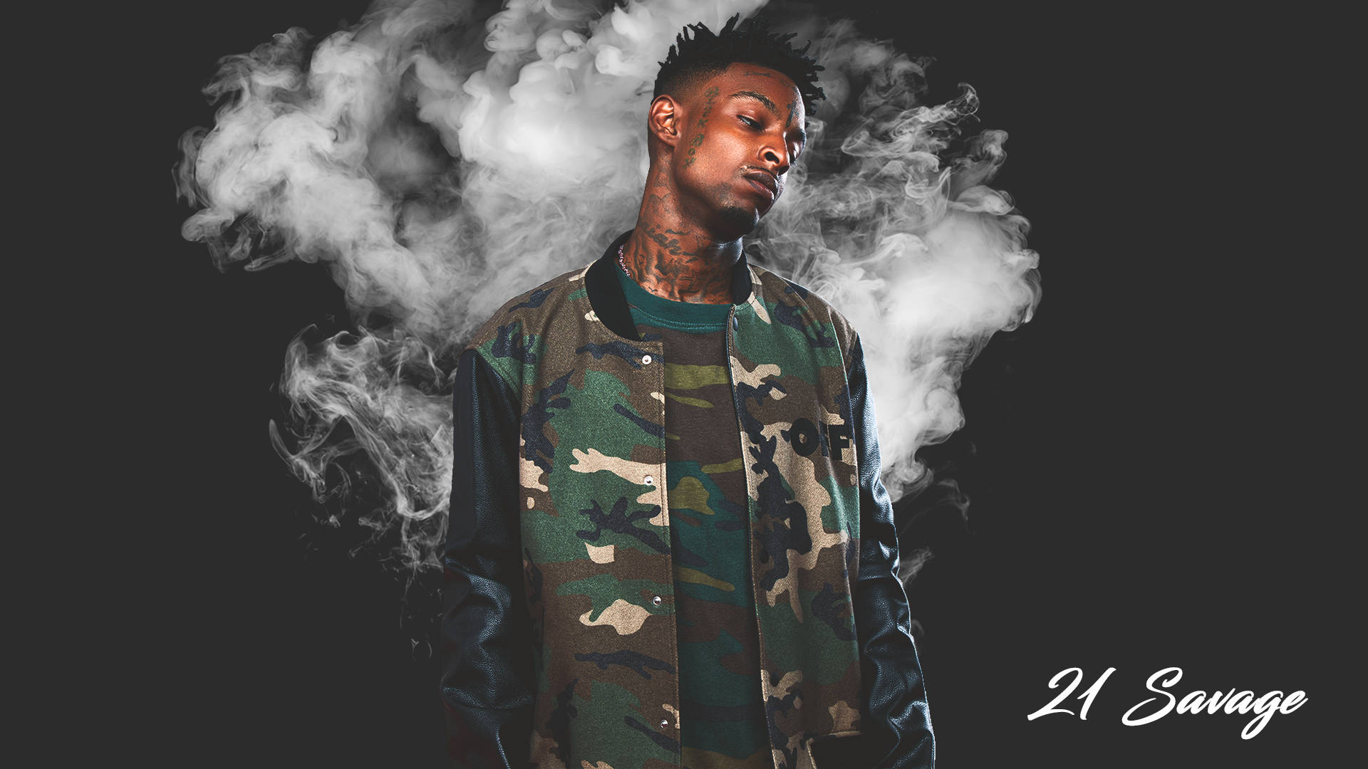 21 Savage 軍裝造型 壁紙 — 一名身穿迷彩外套的男子站在深色背景前，頭部周圍有旋轉的白煙。