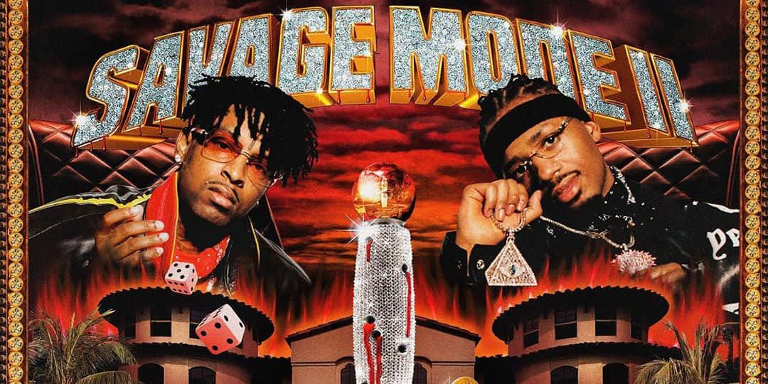 21 Savage在演唱會上表演 壁紙 — 兩位穿著奢華服裝的饒舌歌手，在熾熱的日落背景下，手持骰子和珠寶，搭配閃爍的「SAVAGE MODE II」文字擺姿勢。