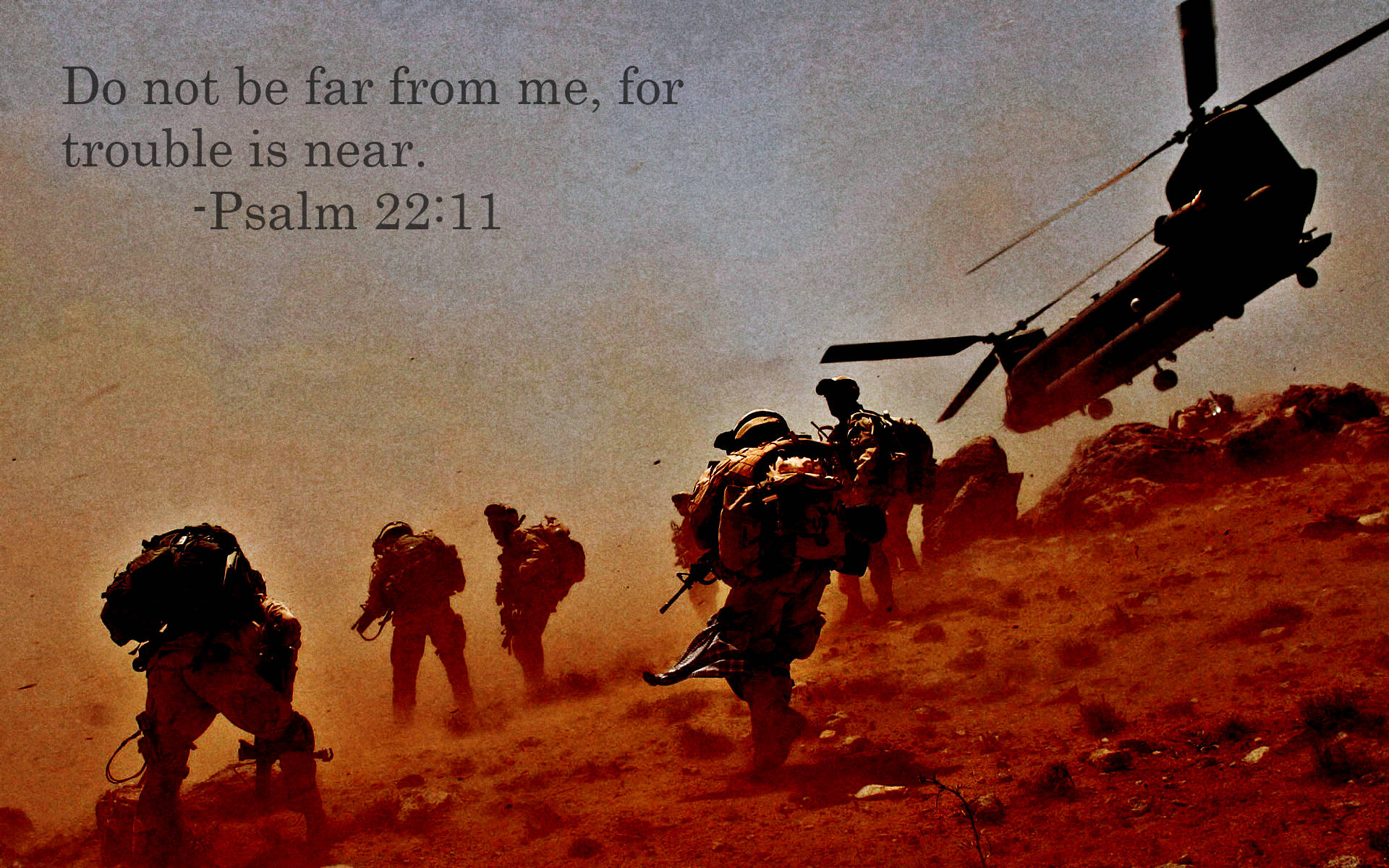 詩篇22:11 壁紙 — 剪影士兵在塵土飛揚的沙漠中行進，一架直升機在頭頂盤旋，投下長長的影子。