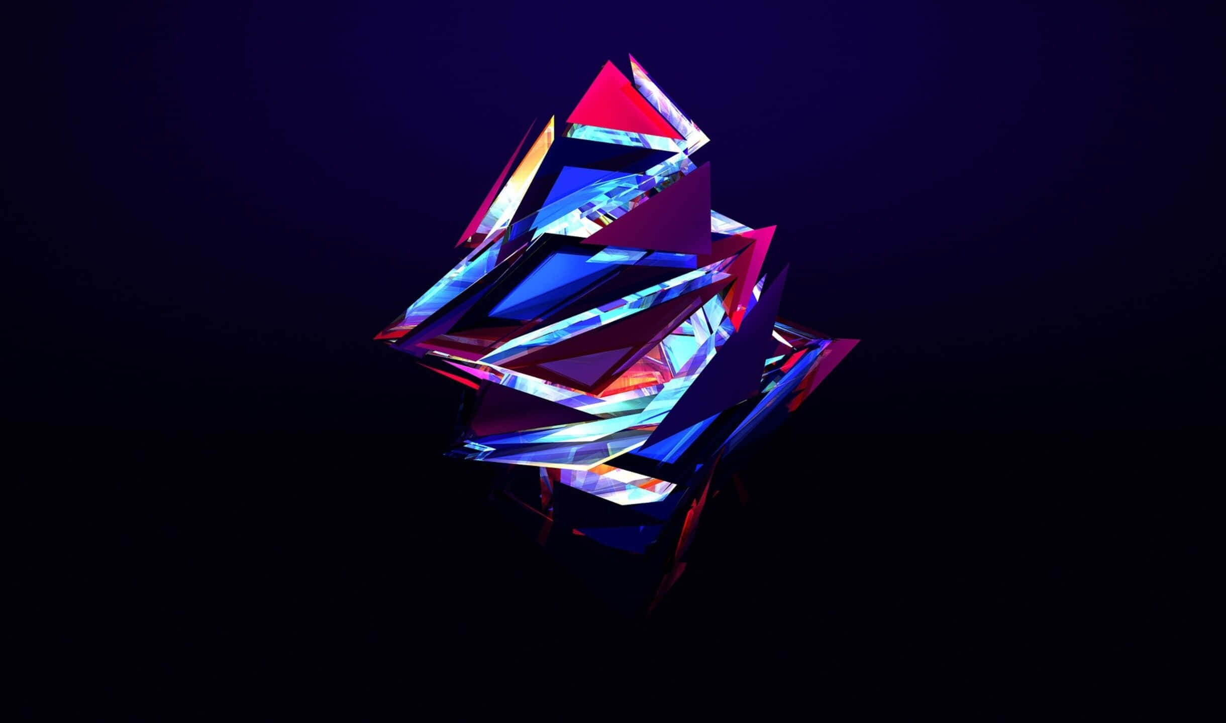 抽象數位藝術壁紙 2440x1440 AMOLED 壁紙 — 發光的幾何水晶雕塑，具有銳利的刻面，在深紫色虛空中反射出霓虹藍、粉紅和紅光。