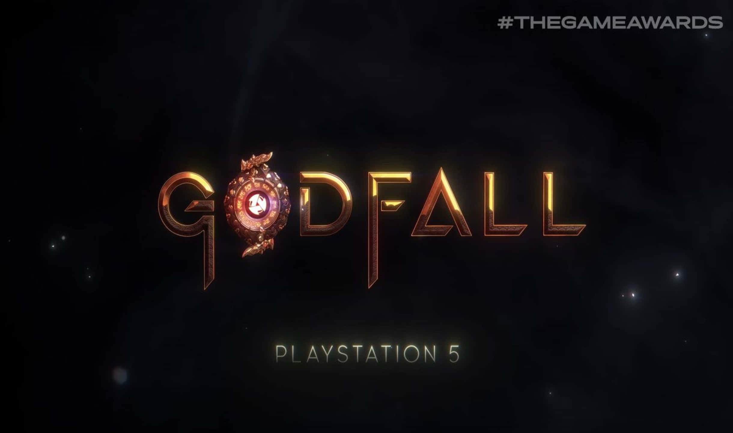 2440x1440《Godfall》PlayStation 5 背景 壁紙 — 金色發光的 Godfall 標誌，帶有複雜設計，居中於黑暗的宇宙背景，帶有微妙的星光。