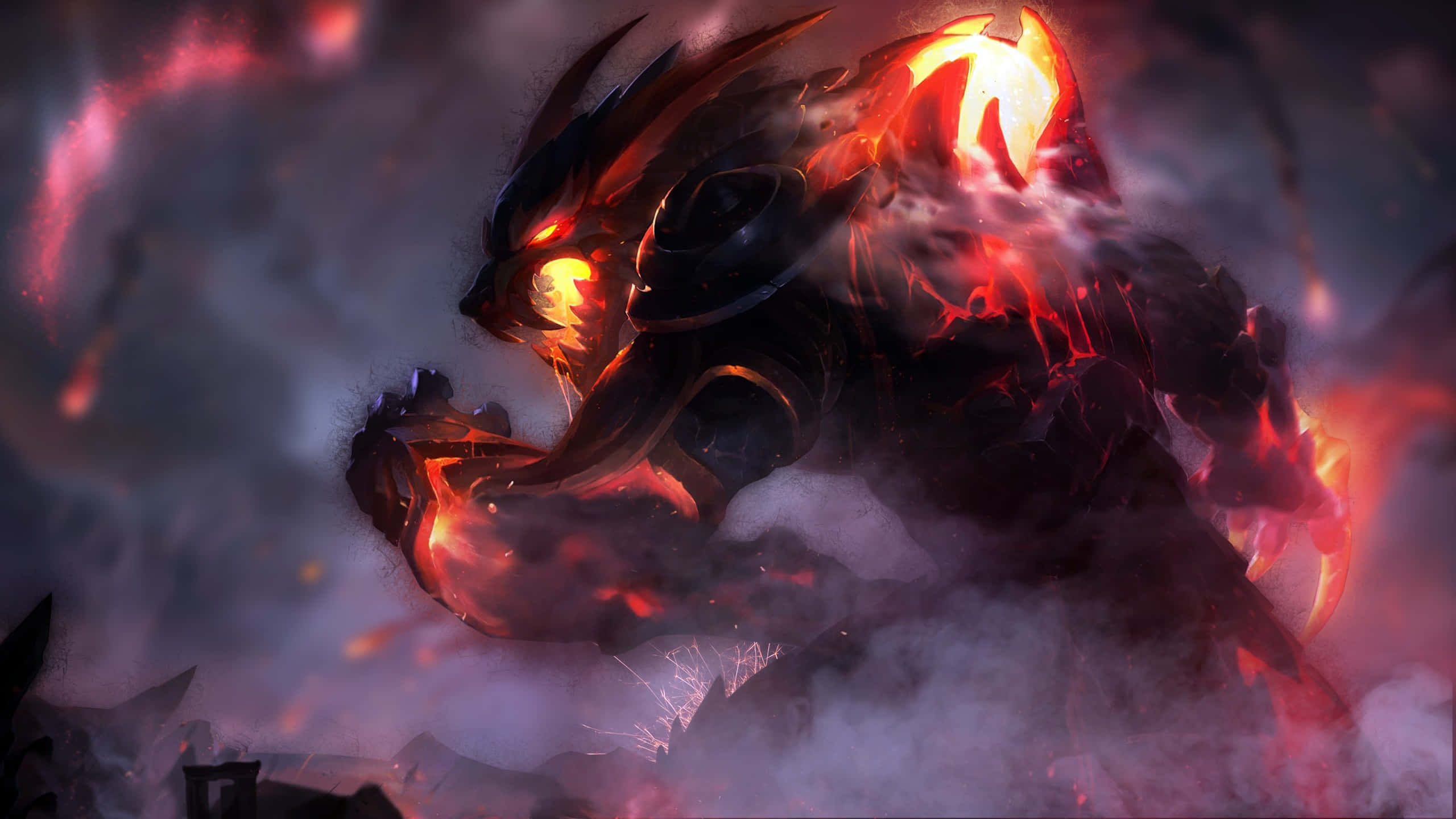 《英雄聯盟》瓦爾里克「火牙」2440x1440 壁紙 — 一頭火熱的惡魔龍，擁有發光的紅色眼睛和熔岩鎧甲，從旋轉的煙霧中出現，背景是黑暗的暴風雨天空。